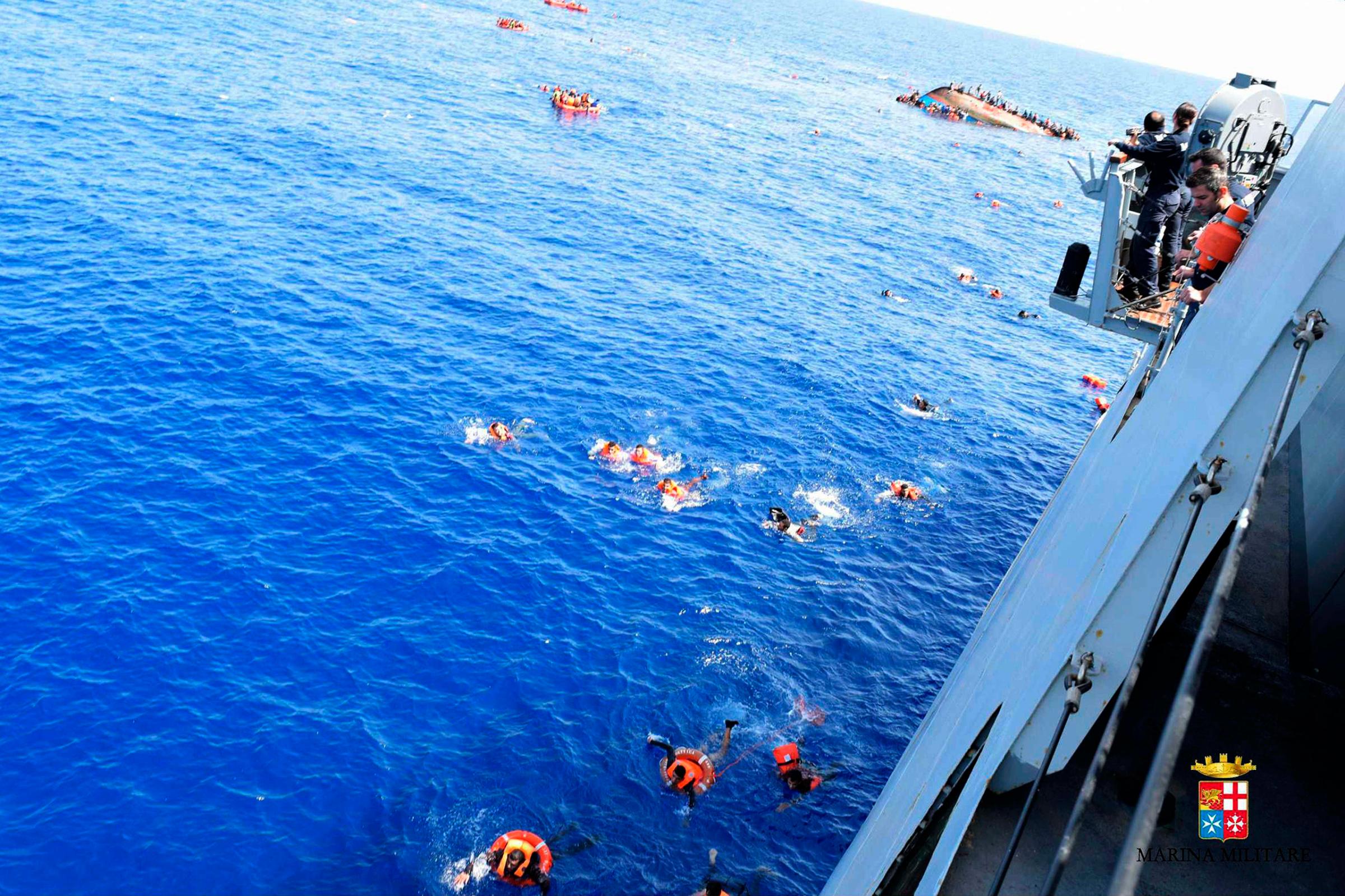TOPSHOT-ITALY-REFUGEE-IMMIGRATION-SHIPWRECK-RESCUE