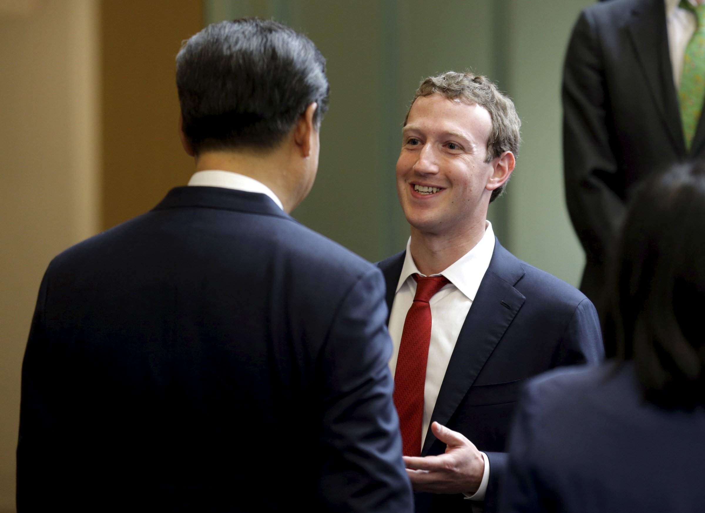 Chinese President Xi Jinping (L) talks with Facebook Chief Executive Mark Zuckerberg during a gathering of CEOs and other executives at Microsoft's main campus in Redmond, Washington