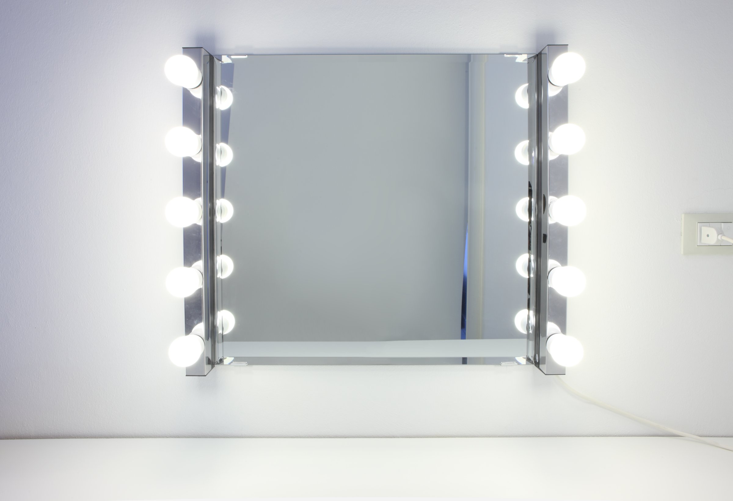 Dressing room mirror with ten light bulbs