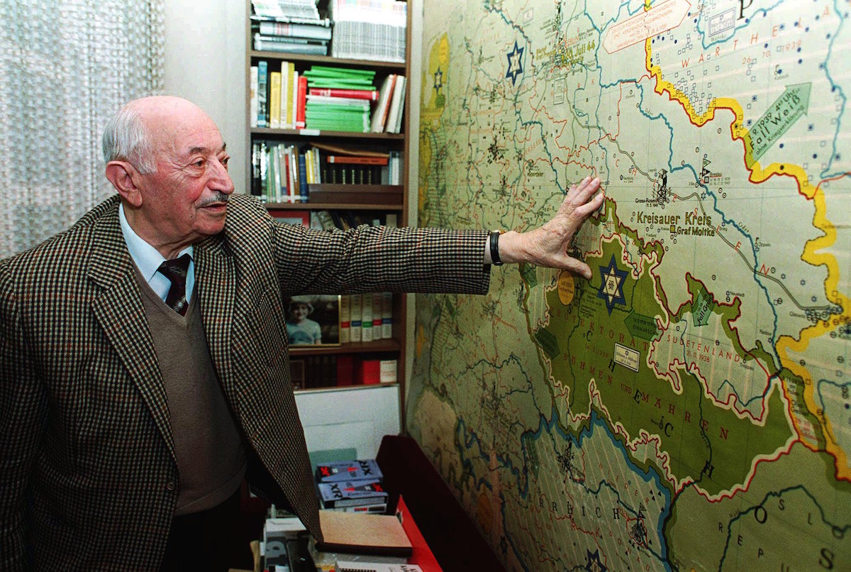 Nazi-hunter Simon Wiesenthal in 1993 (Ronald Zak—AP)