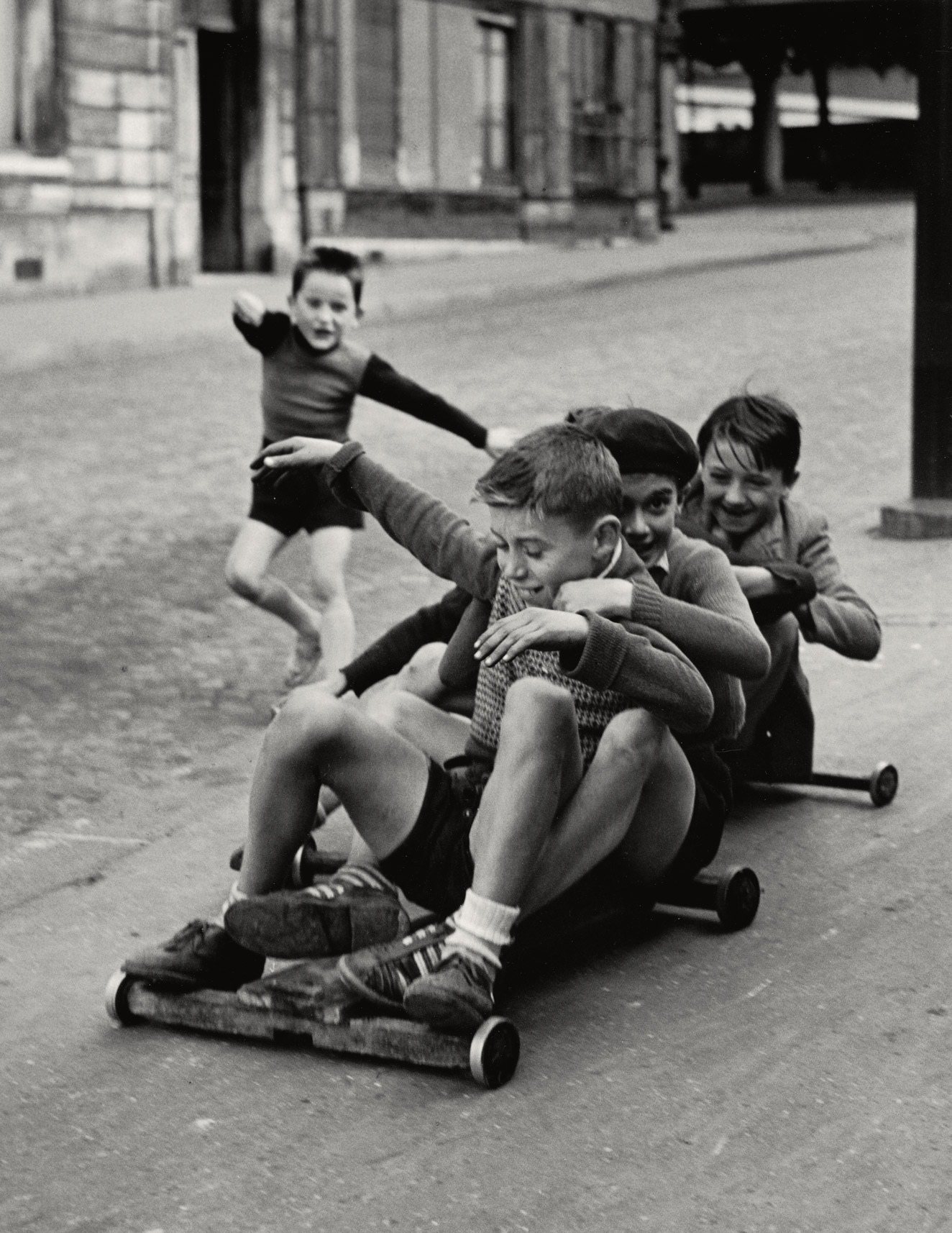 Kids playing on rue Edmond-Flamand, Paris, 1952.