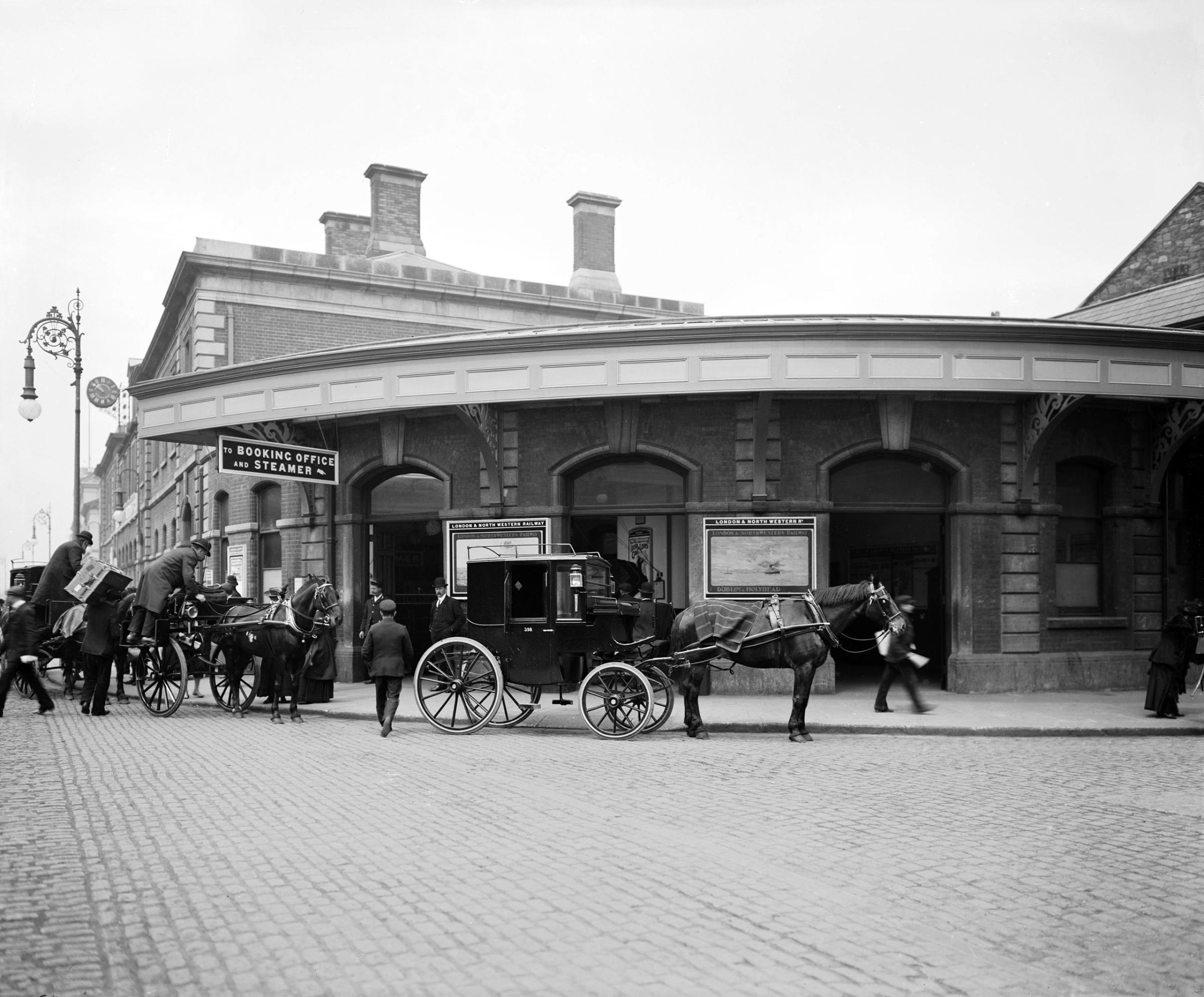 Carriages outside North Wall station, Dublin, circa 1906.