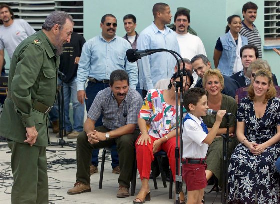Cuban Fidel Castro (L) looks at former c
