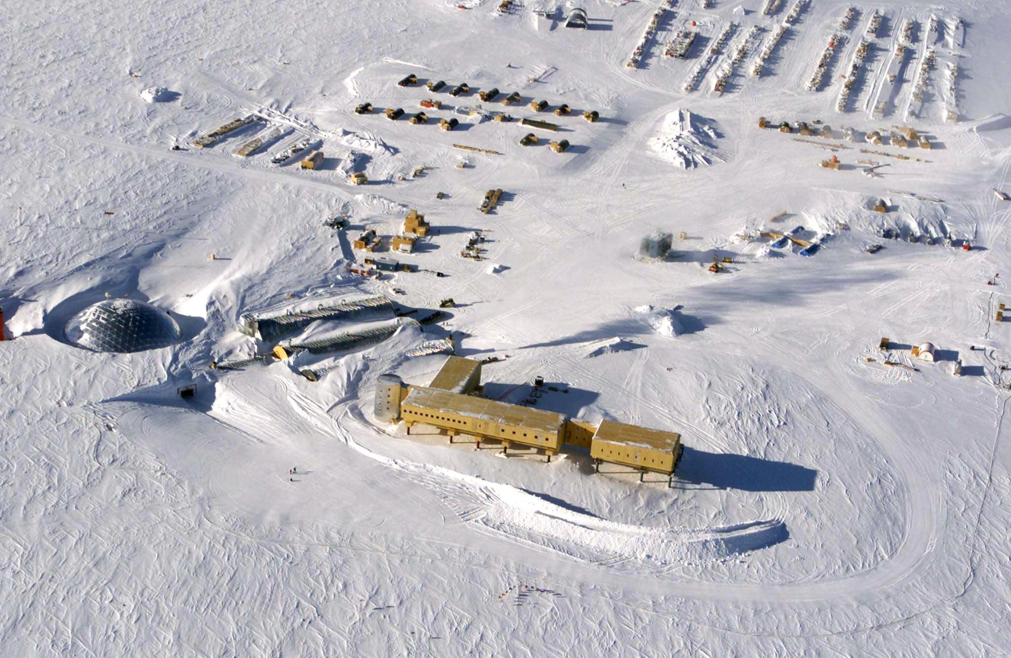 This handout photo dated 31 October 2002 shows an aerial view of the U.S. Amundsen-Scott South Pole Station in Antarctica. (David McCarthy—AFP/Getty Images)