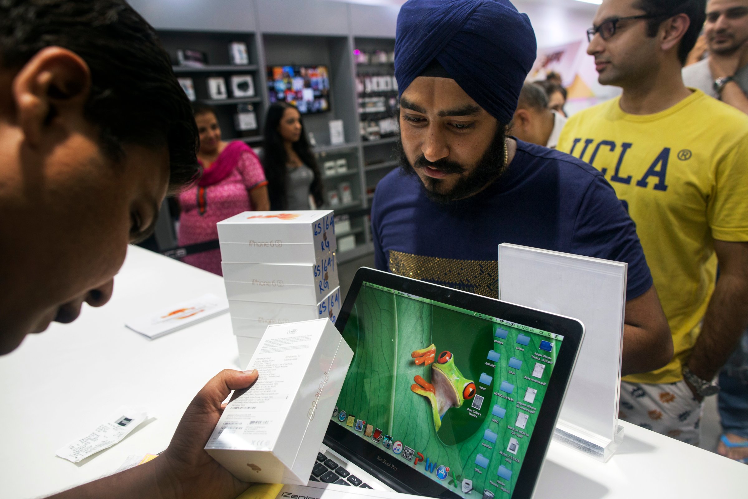 First Purchases Of The Apple IPhone 6s At An Izenica Store As New IPhones Are Released In India