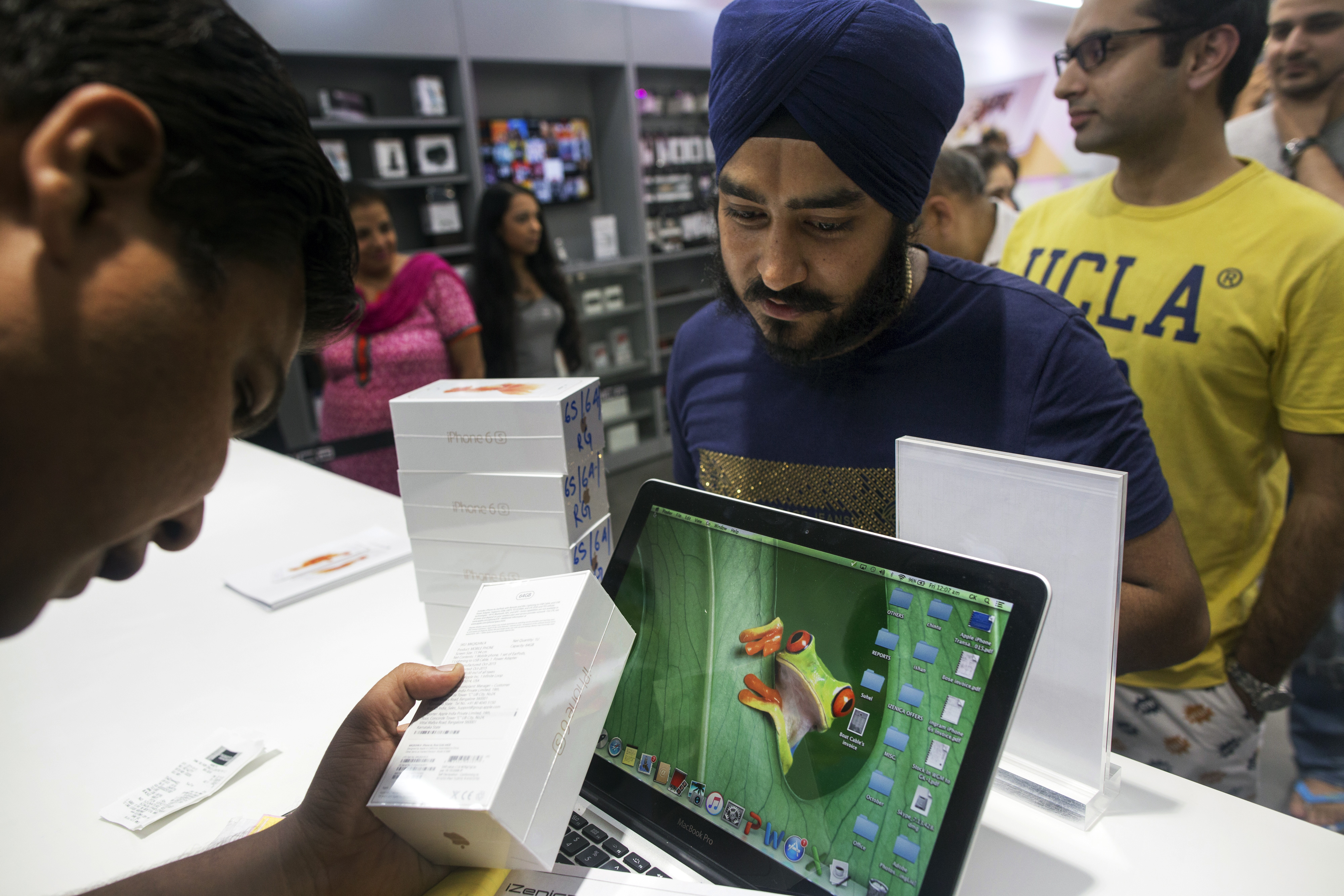 A customer purchases an Apple iPhone 6s in New Delhi on Oct. 16, 2015 (Prashanth Vishwanathan—Bloomberg/ Getty Images)