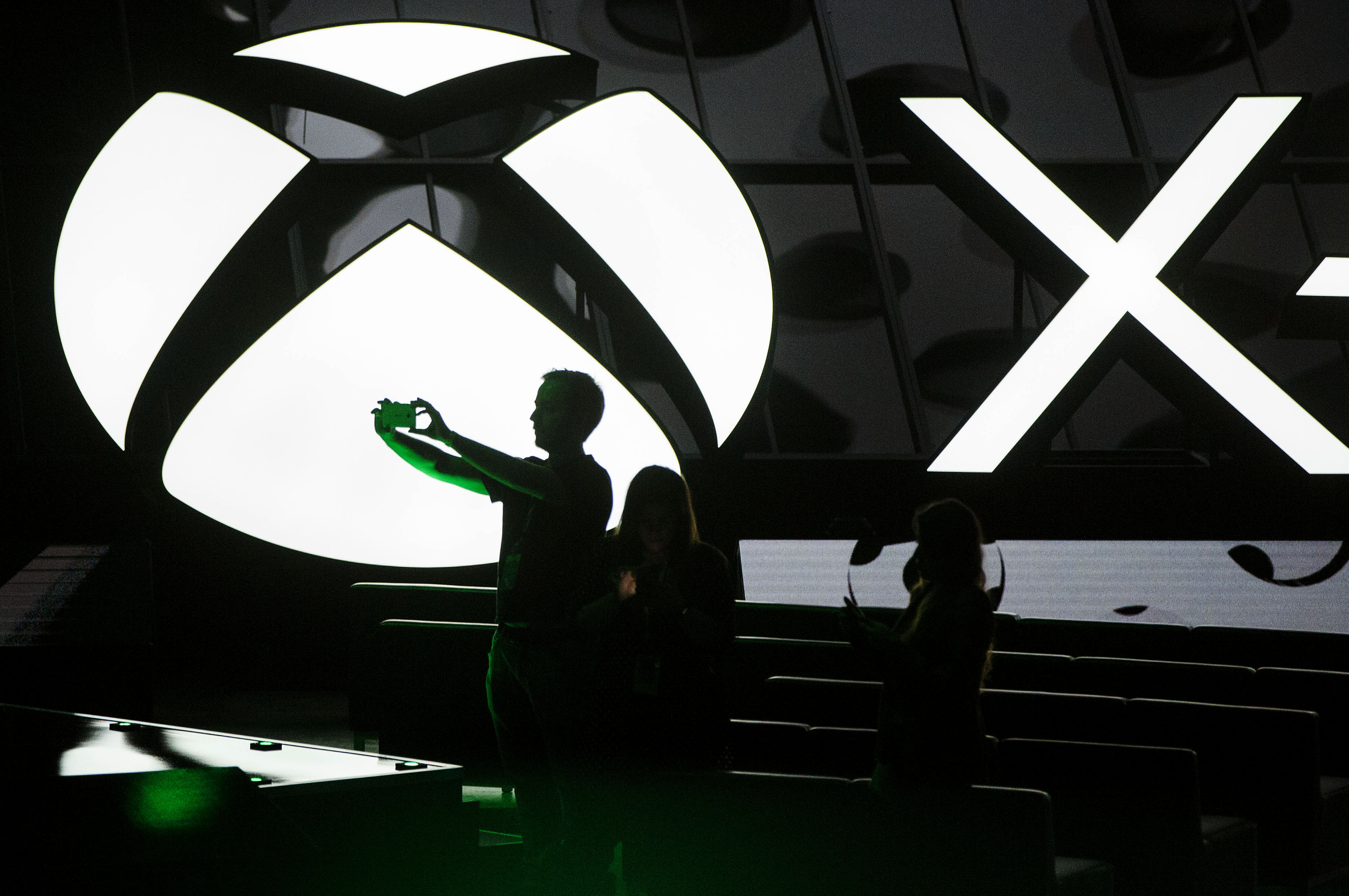 An attendee uses a mobile device to take a photograph before the Microsoft Corp. Xbox event ahead of the E3 Electronic Entertainment Expo in Los Angeles, California, U.S., on Monday, June 13, 2016. (Bloomberg&mdash;Bloomberg via Getty Images)