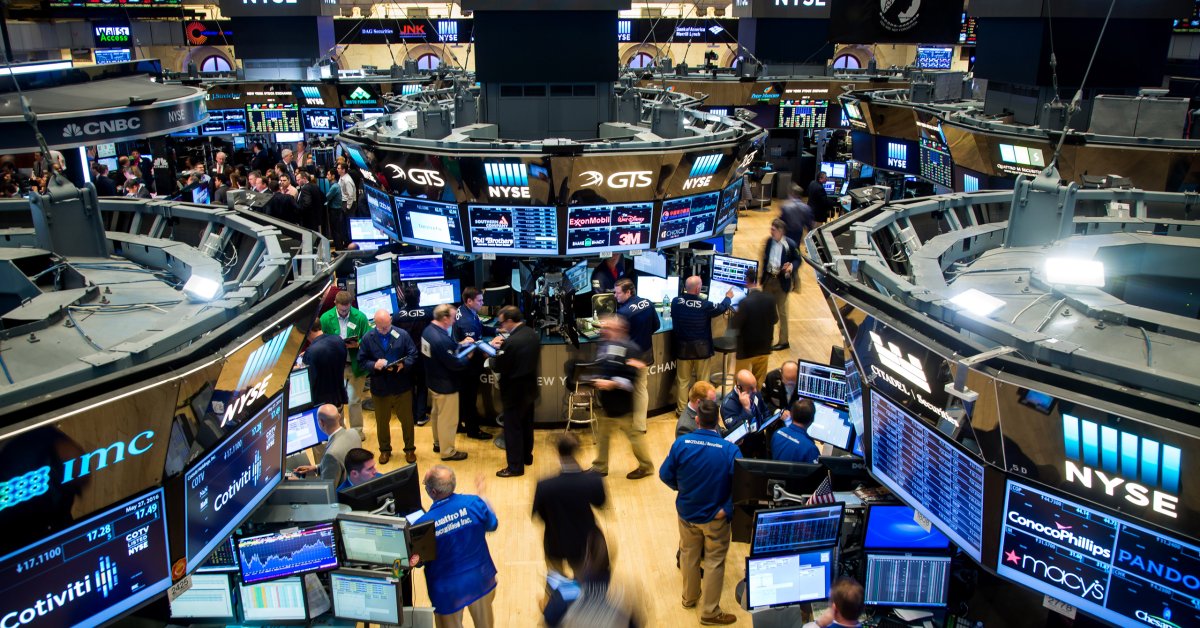 Биржа что это. Биржевой зал NYSE. Нью Йоркская фондовая биржа индексы. Современные фондовые биржи. Рынок акций США.