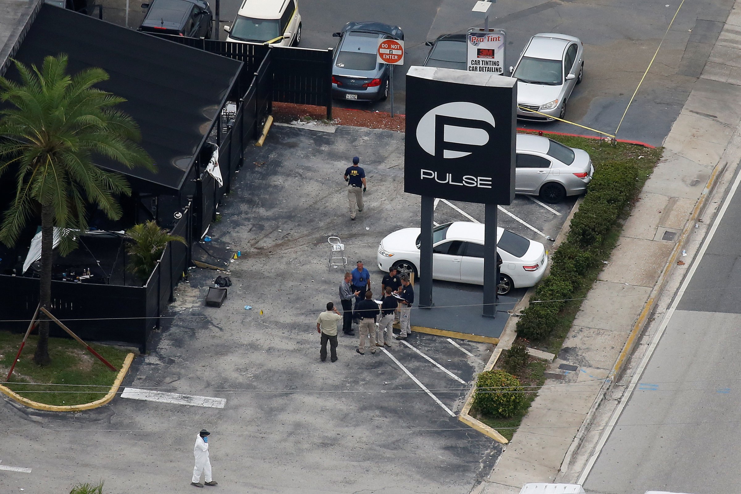 Investigators work the scene following a mass shooting at the Pulse gay nightclub in Orlando Florida, U.S. June 12, 2016. REUTERS/Carlo Allegri - RTX2FUWT