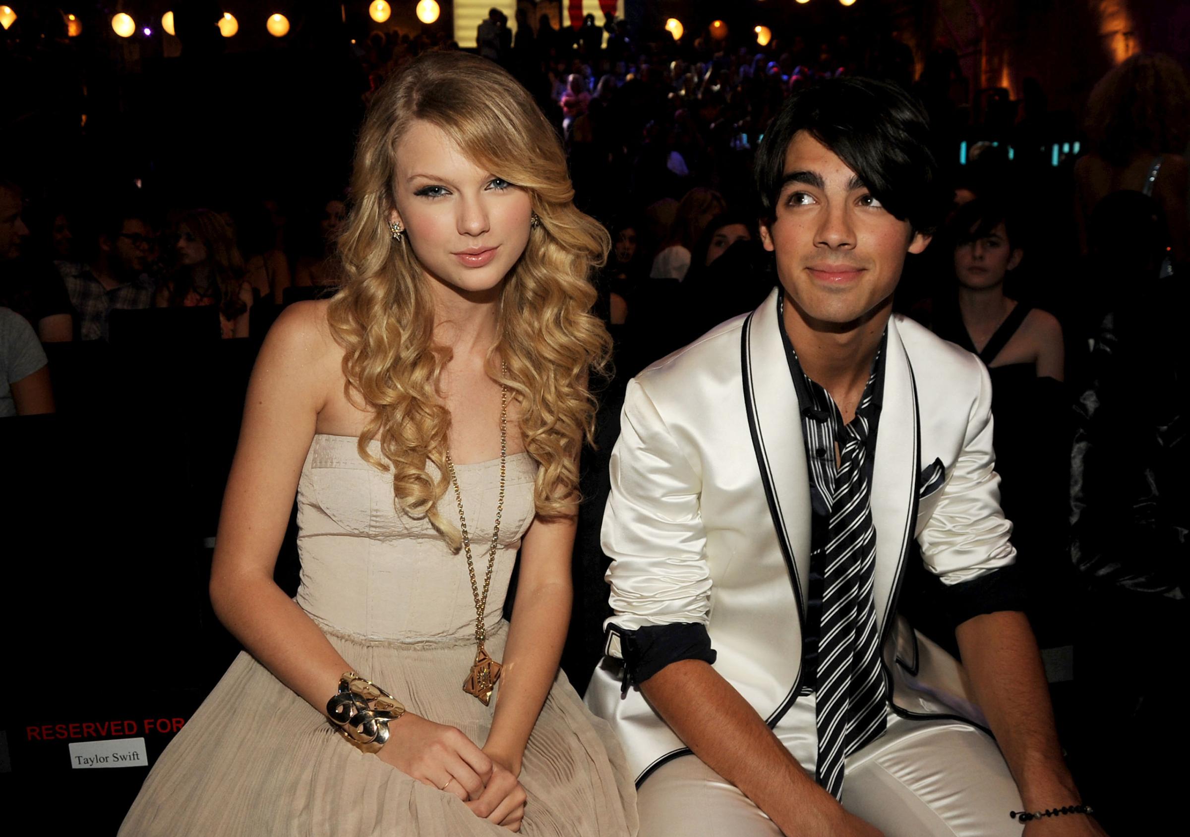 LOS ANGELES, CA - SEPTEMBER 07: Singers Taylor Swift and Joe Jonas at the 2008 MTV Video Music Awards at Paramount Pictures Studios on September 7, 2008 in Los Angeles, California. (Photo by Jeff Kravitz/FilmMagic)