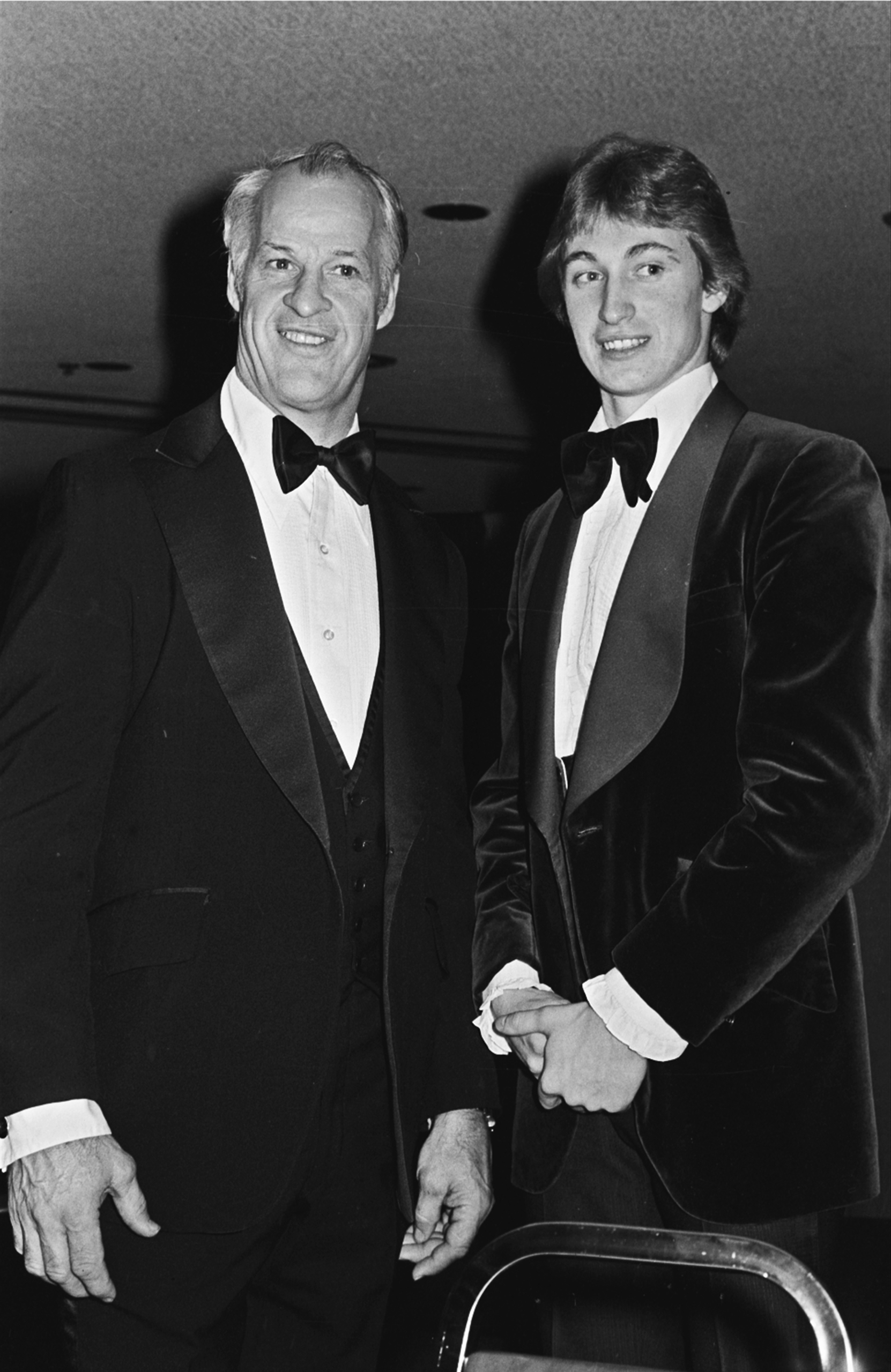 Gordie Howe, left, of the Hartford Whalers, and Wayne Gretzky of the Edmonton Oilers, pose for photographers at the NHL All-Star benefit dinner in Detroit on Feb. 5, 1980. (JCH—AP)