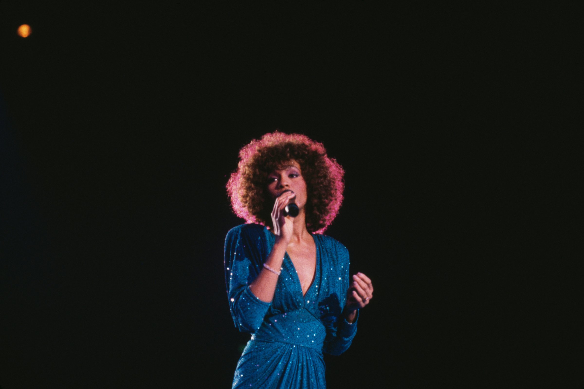 American singer Whitney Houston (1963 - 2012) in concert, circa 1986. (Photo by Dave Hogan/Getty Images)