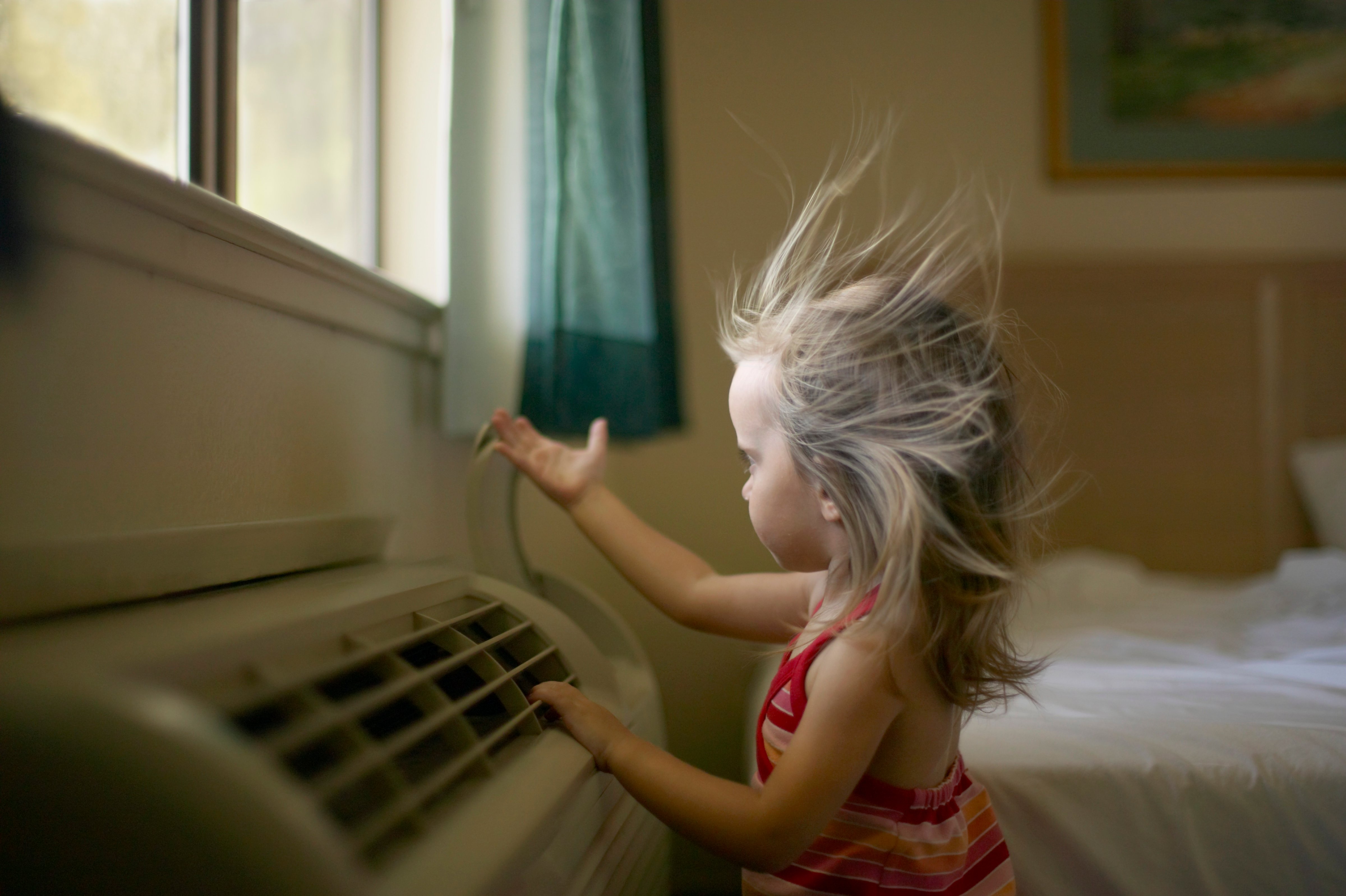 Toddler (21-24 months) feeling air coming from room airconditioner