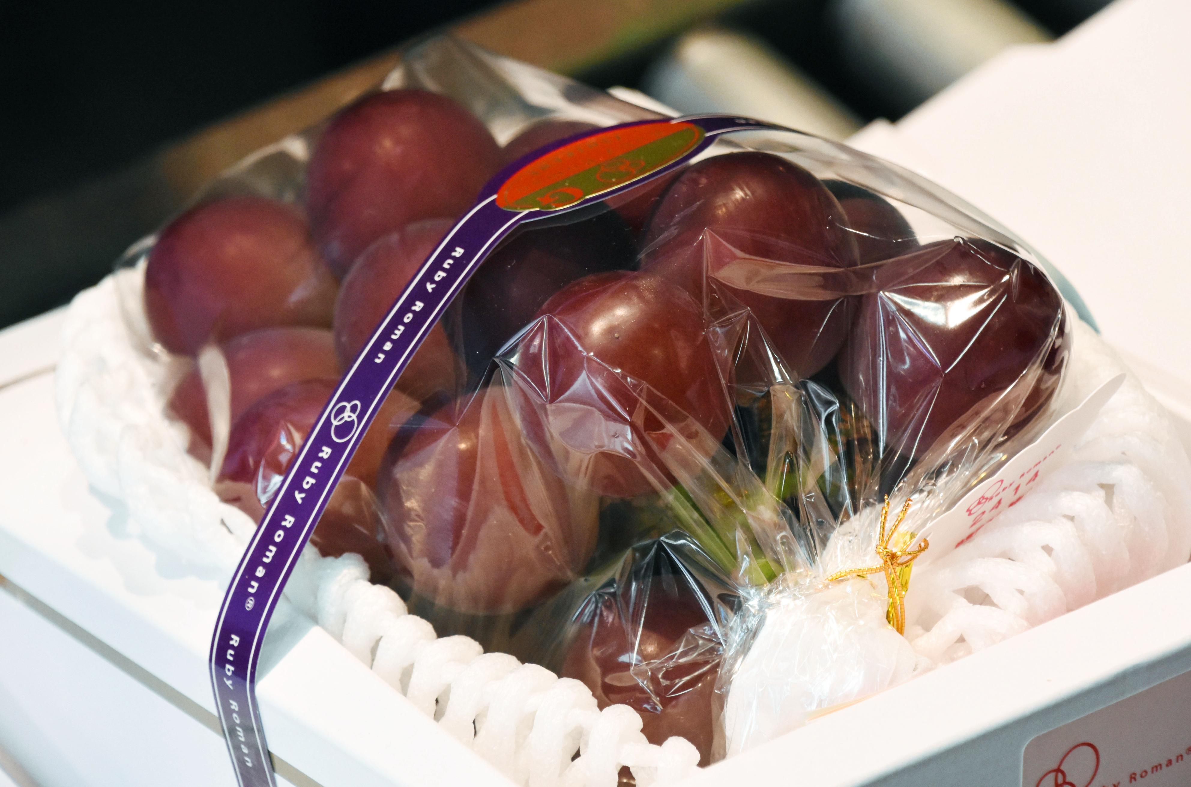 Ruby Roman grapes fetch record 1.1 mil. yen in season's 1st auction