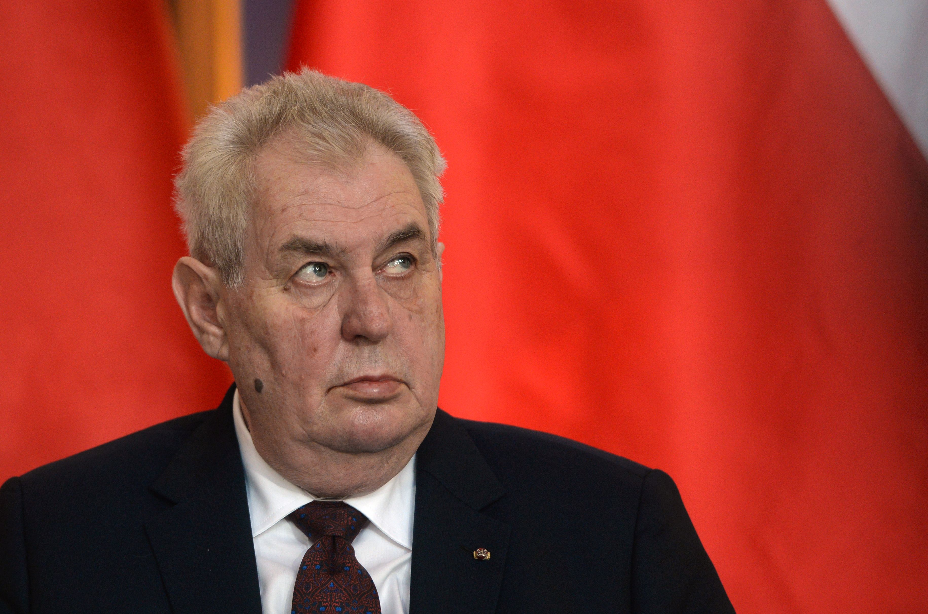 Czech President Milos Zeman listens to the Chinese President on March 29, 2016, in Prague. (Michal Cizek—AFP/Getty Images)