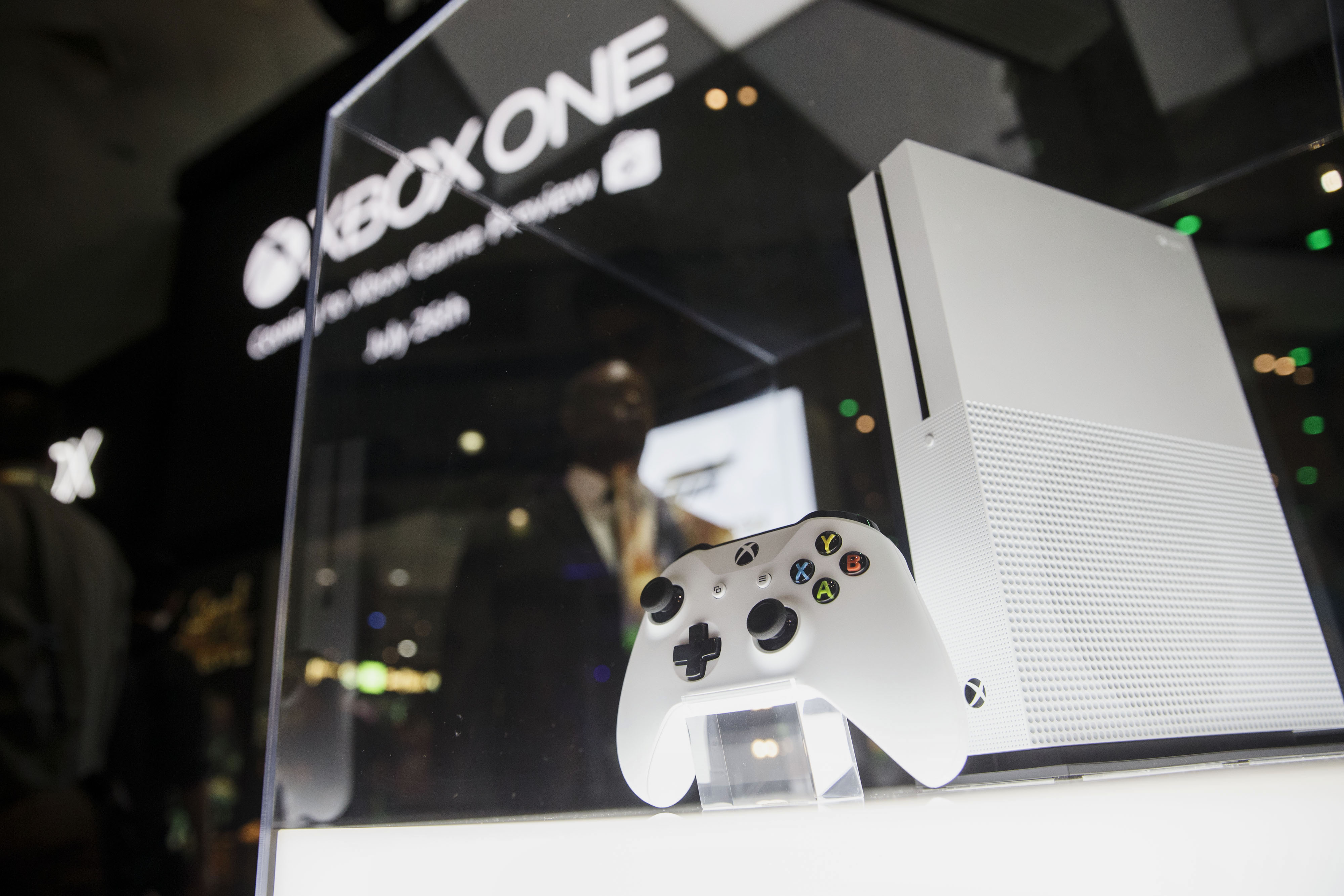 Plateau reguleren Belichamen Microsoft's Xbox One S Arrives On August 2 | Time