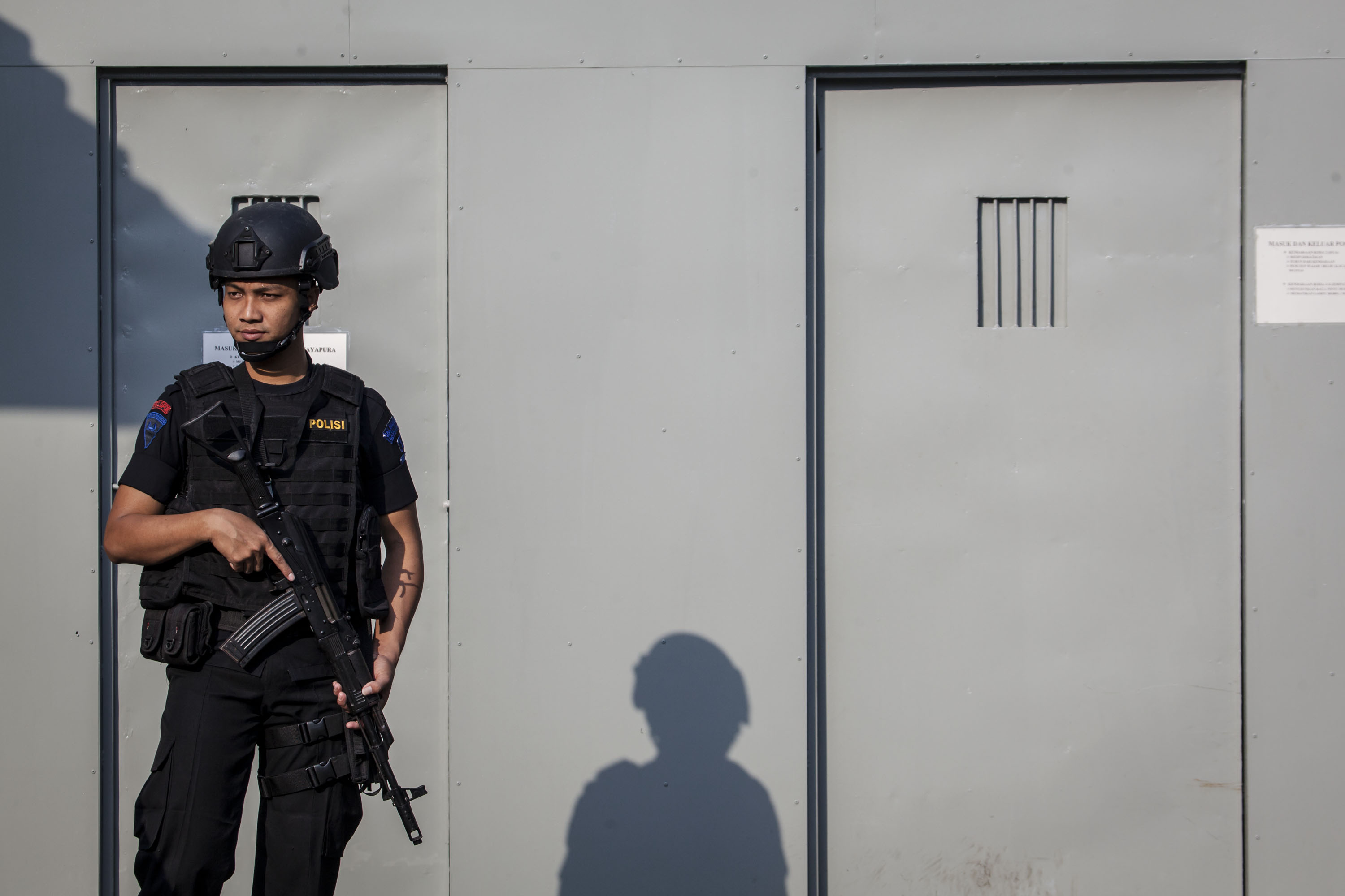 An Indonesian policeman stands guard at the entrance gate to Nusakambangan prison, ahead of a third round of drug executions on July 28, 2016 in Cilacap, Central Java, Indonesia. (Ulet Ifansasti—Getty Images)