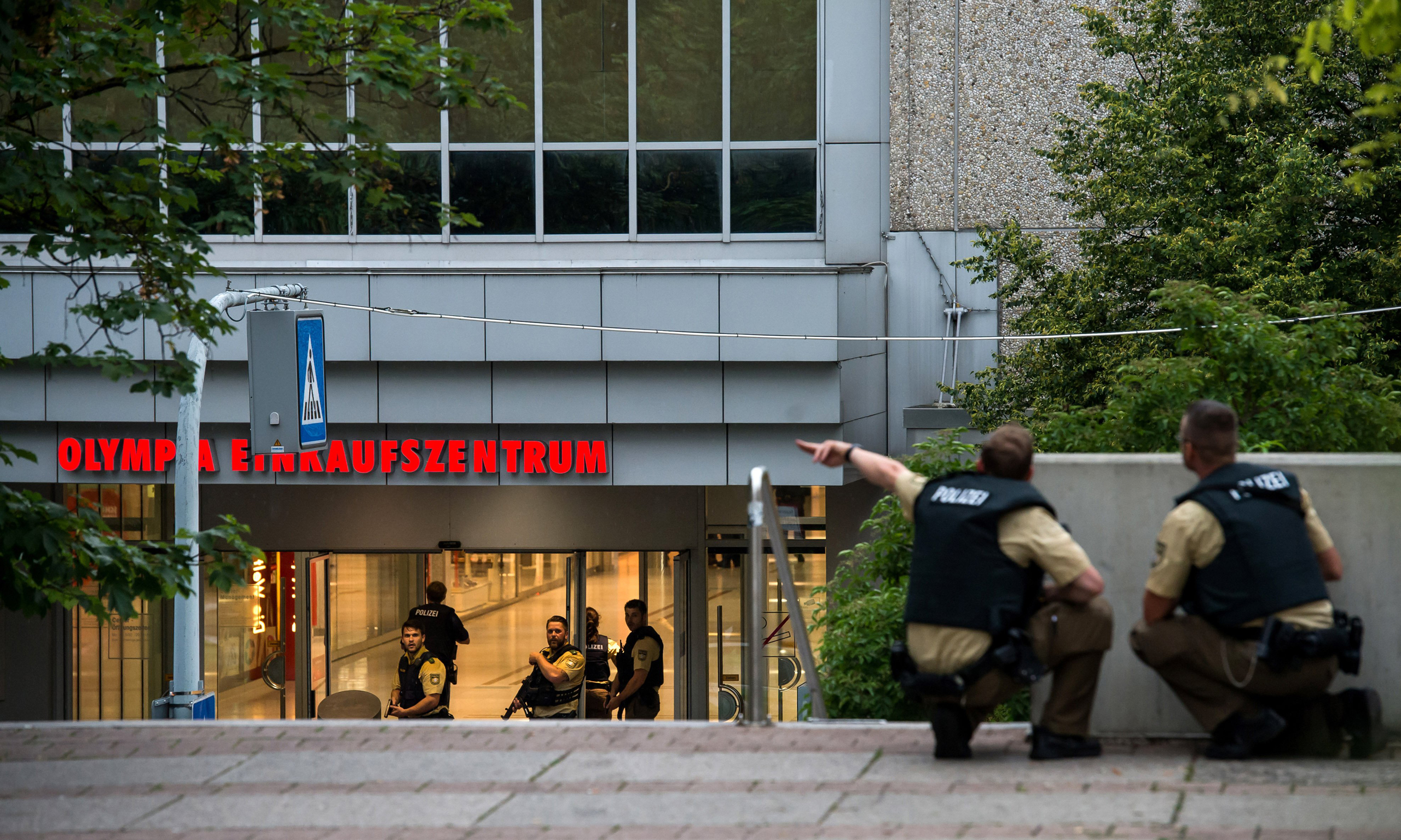 Police officers respond to a shooting at the Olympia Einkaufzentrum (OEZ) in Munich, Germany on July 22, 2016. (Joerg Koch—Getty Images)