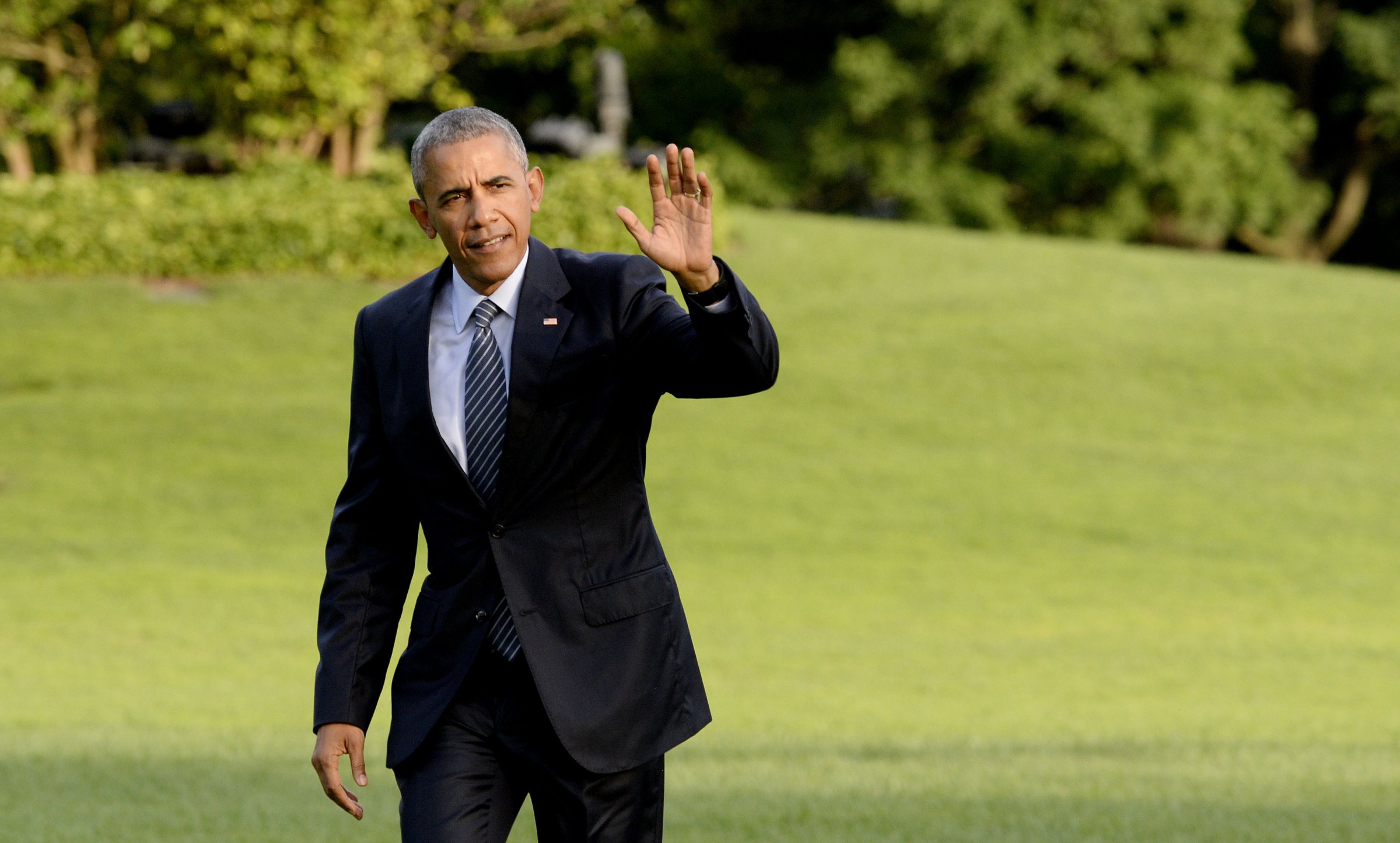 U.S. President Barack Obama waves upon returning to the White House July 5, 2016 in Washington, DC.
