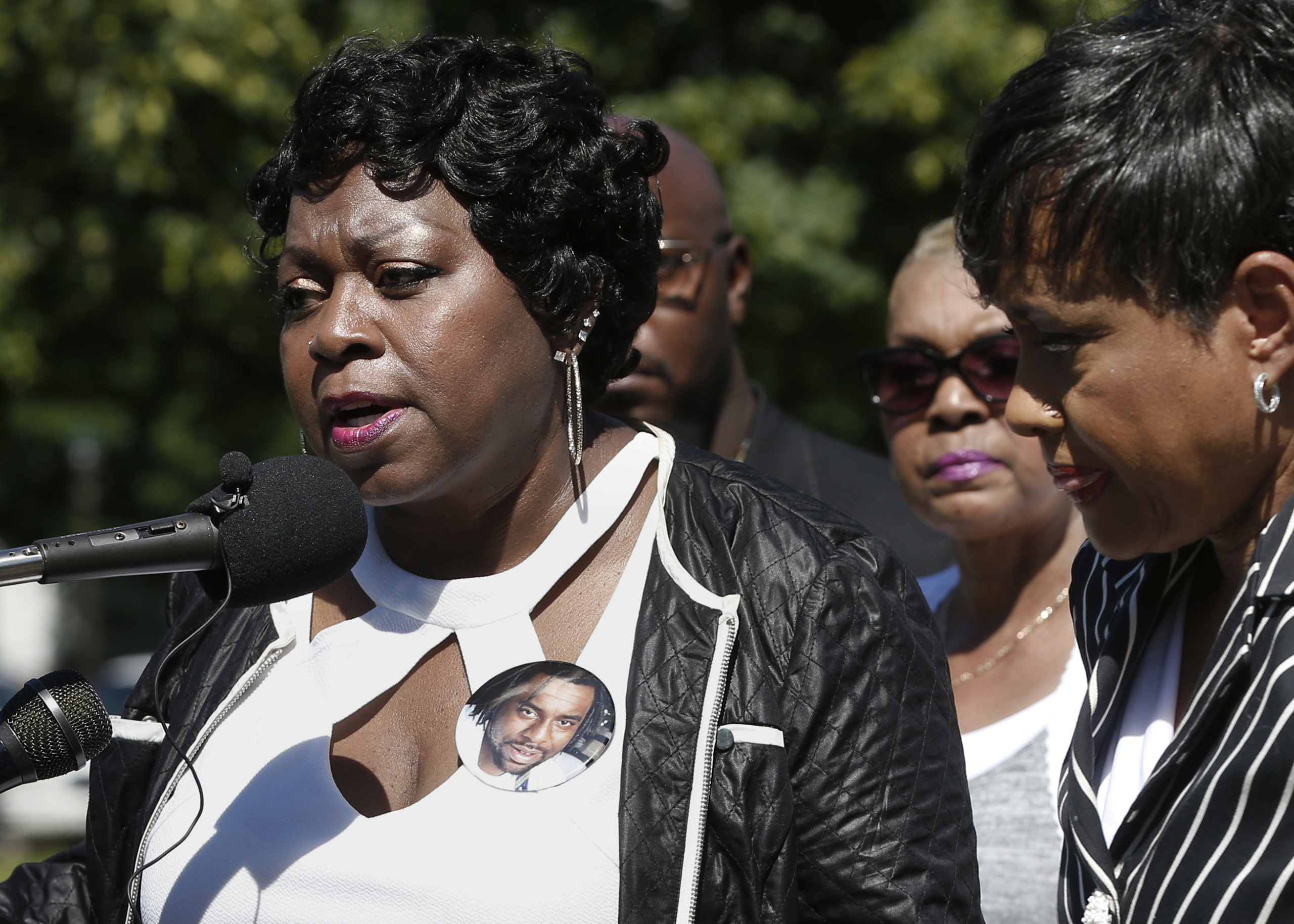TV Judge Glenda Hatchett, right, listens as Valerie Castile, the mother of Philando Castile, takes questions during a news conference on the State Capitol grounds, in St. Paul, Minn, July 12, 2016. (Jim Mone—AP)