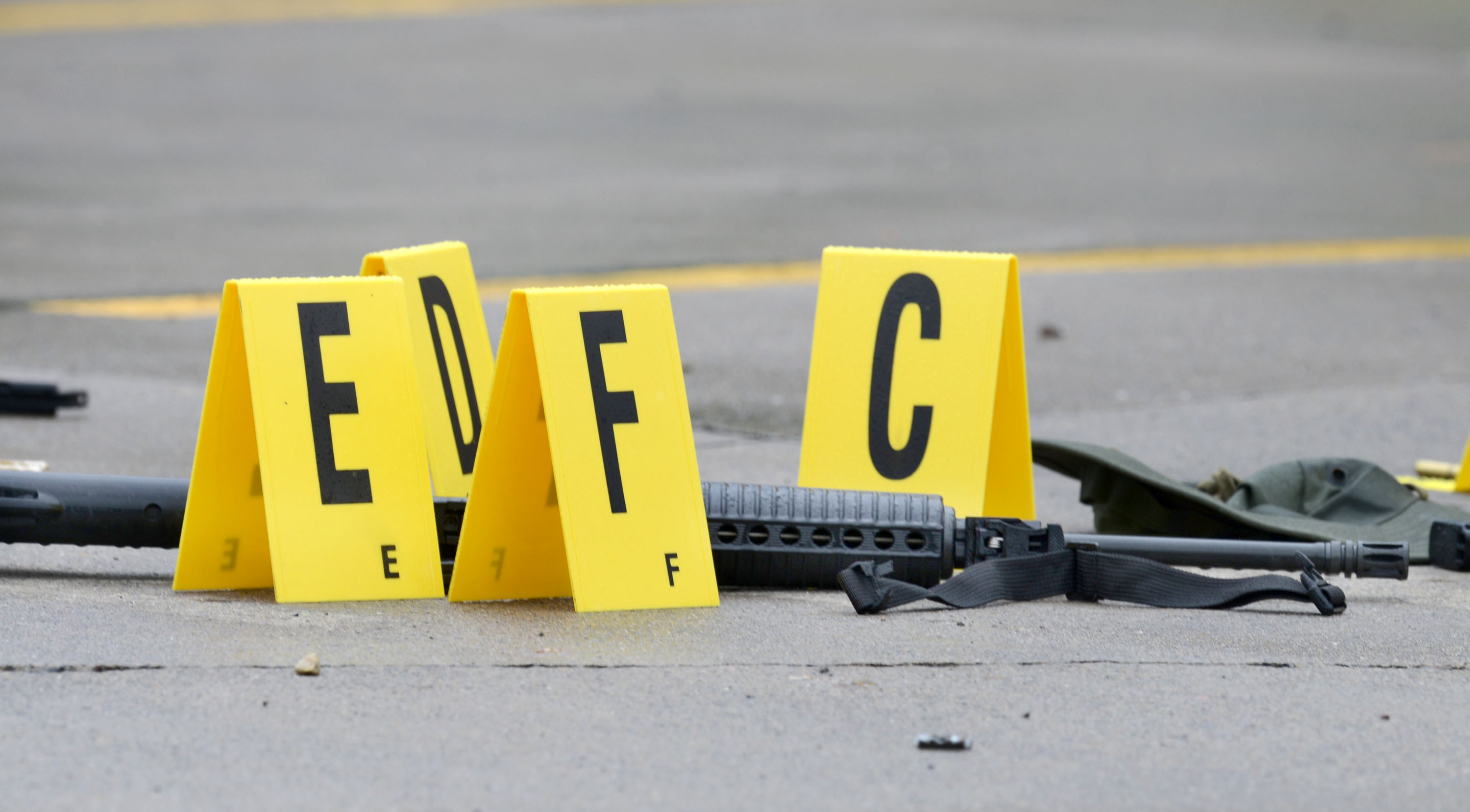 A weapon lays on the ground next to evidence markers in Bristol, Tenn., July 7, 2016. (David Crigger—AP)