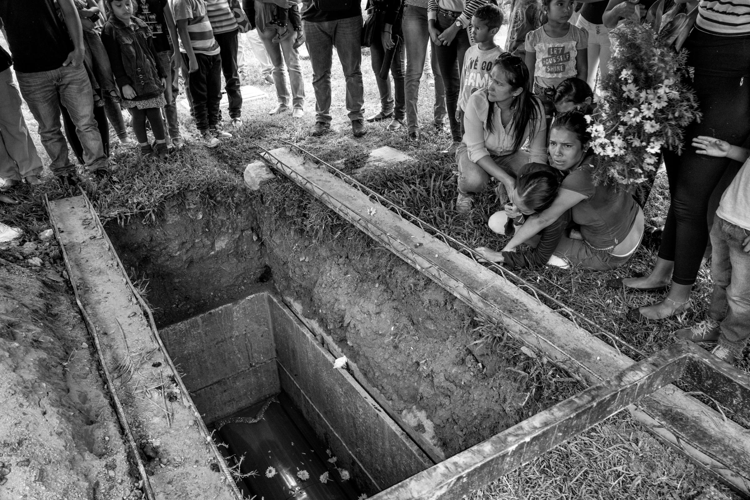 The wife of 25-year old Fredy Guerrero, who was tortured and died while under police detention, cries at the grave of her husband, June 2016.