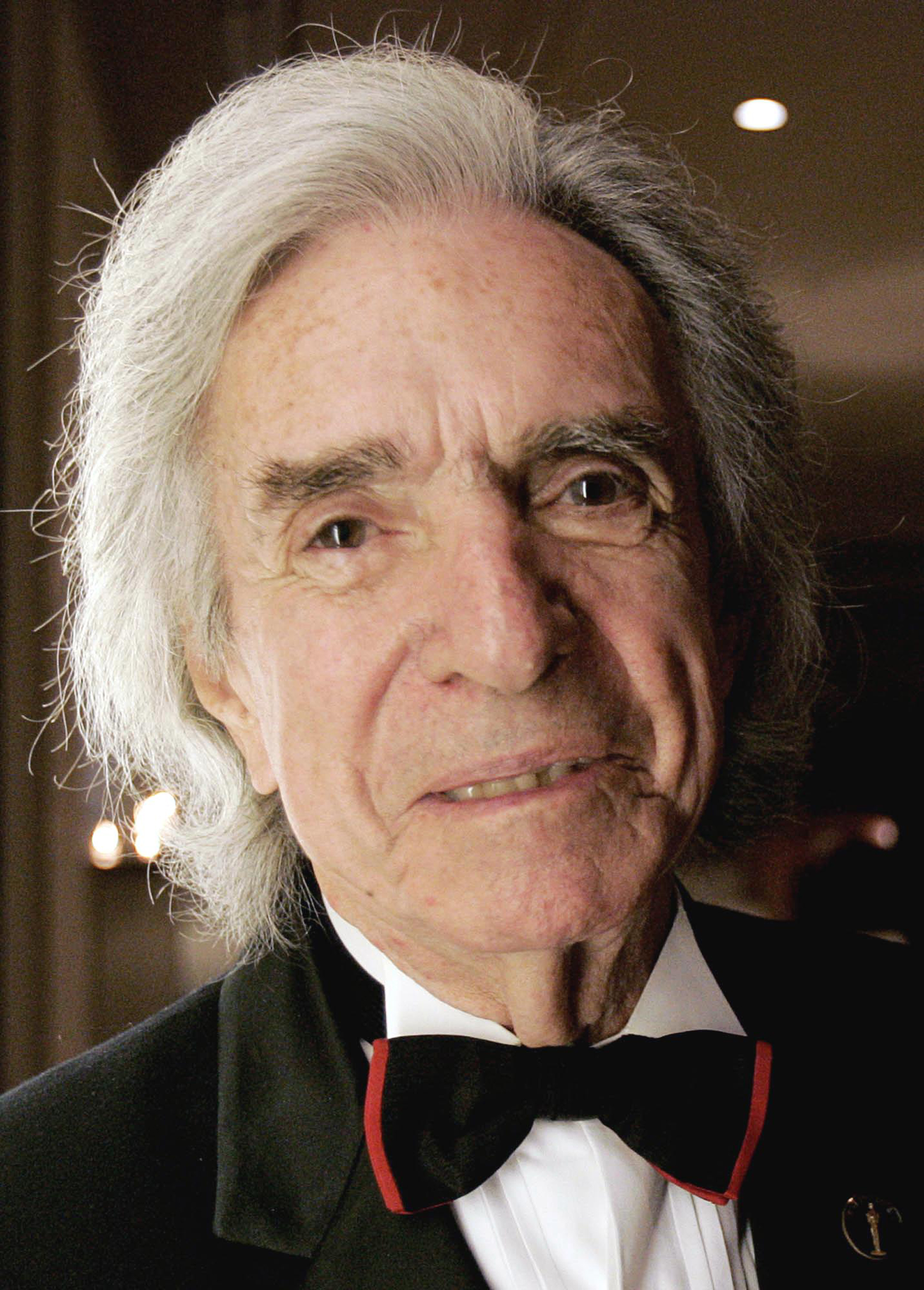 Arthur Hiller poses for a photo before the start of the Directors Guild of Canada Award Ceremonies in Toronto on Oct. 2, 2004. (J.P. Moczulski—AP)