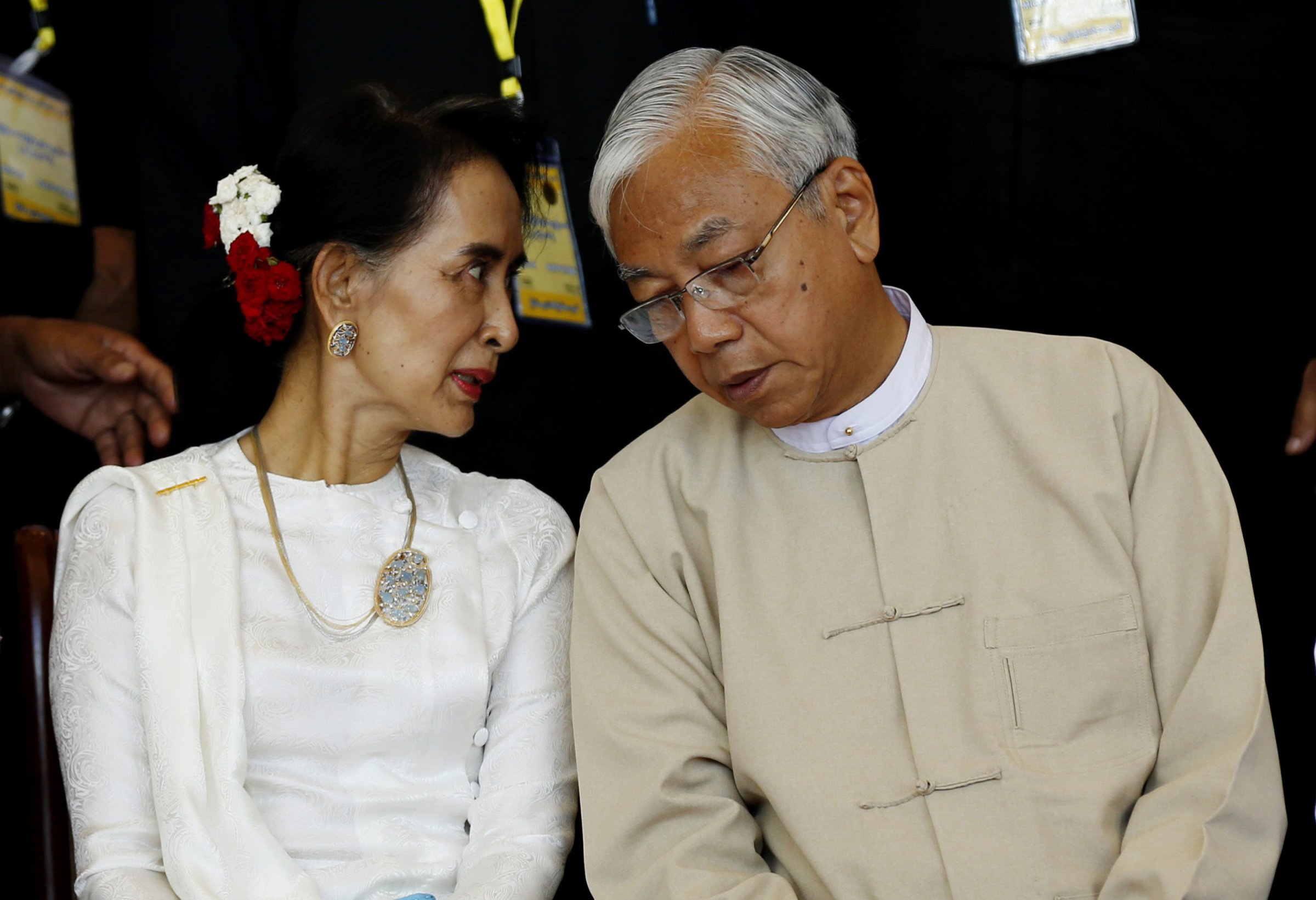 Myanmar President U Htin Kyaw (R) talks with Myanmar State Counselor Aung San Suu Kyi during the 21st Century Panglong Peace Conference at the Myanmar International Convention Centre in Nay Pyi Taw, Myanmar, Aug. 31, 2016.