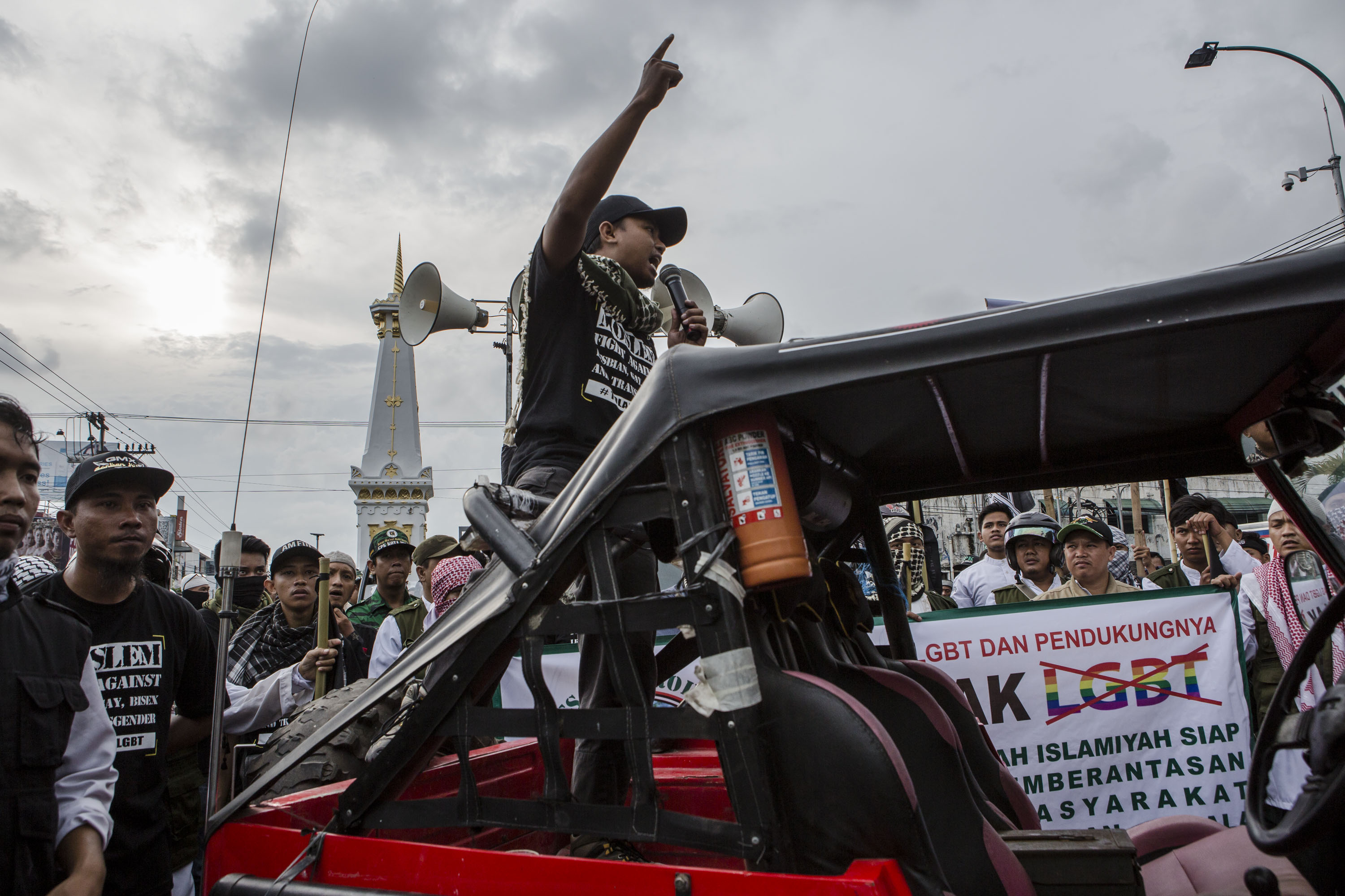 Aktivis anti-LGBT demonstrasi di Yogyakarta, Indonesia, pada tanggal 23 Februari 2016 (Ulet Ifansasti—Getty Images)
