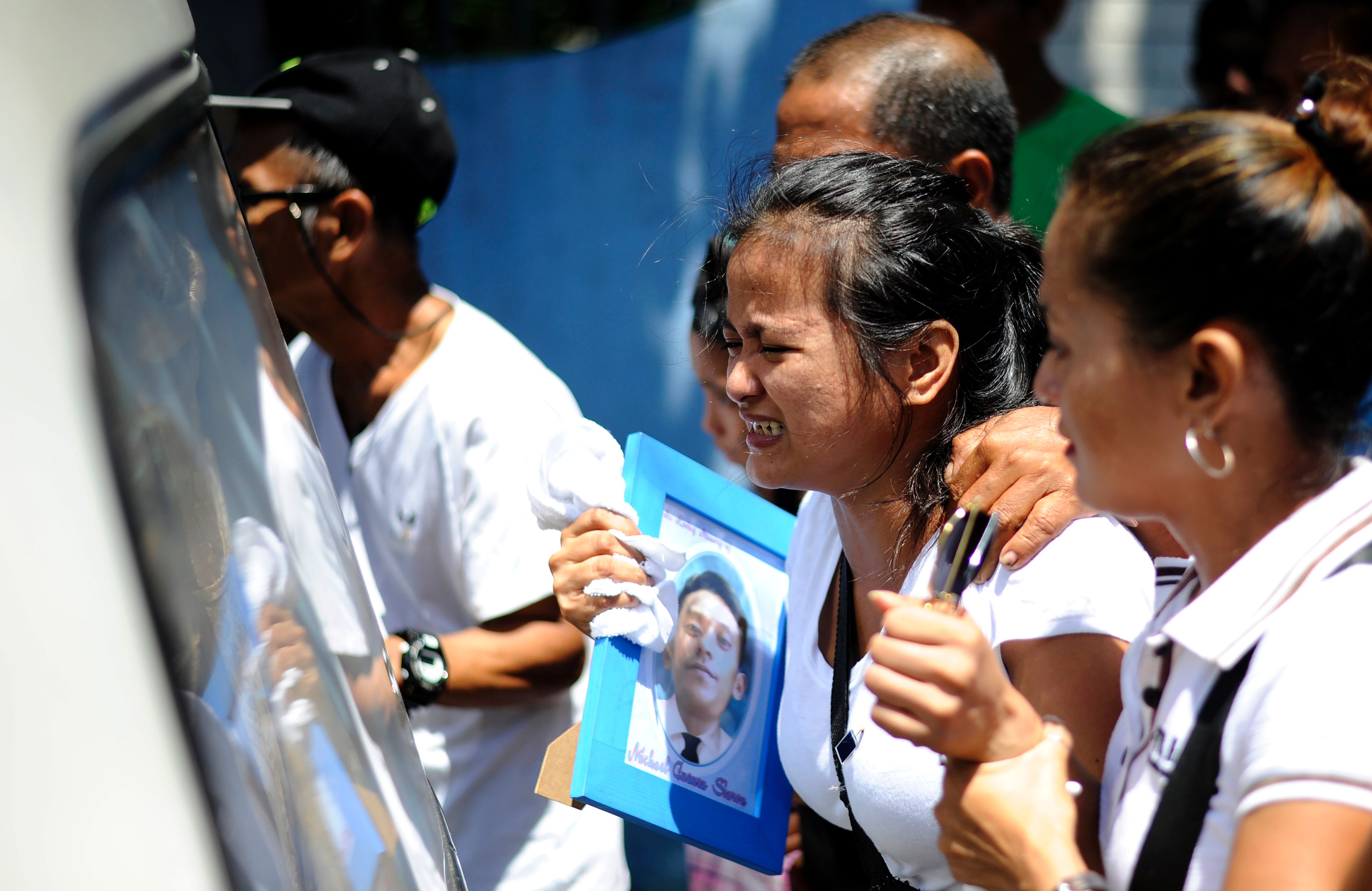 Jennilyn Olayres, center, cries as she follows the hearse carrying the coffin of her partner Michael Siaron during his burial at a cemetery in Manila on Aug. 3, 2016. Siaron was killed by suspected vigilantes on July 22 acting on President Rodrigo Duterte's call to kill all the country's alleged drug dealers (Noel Celis—AFP/Getty Images)