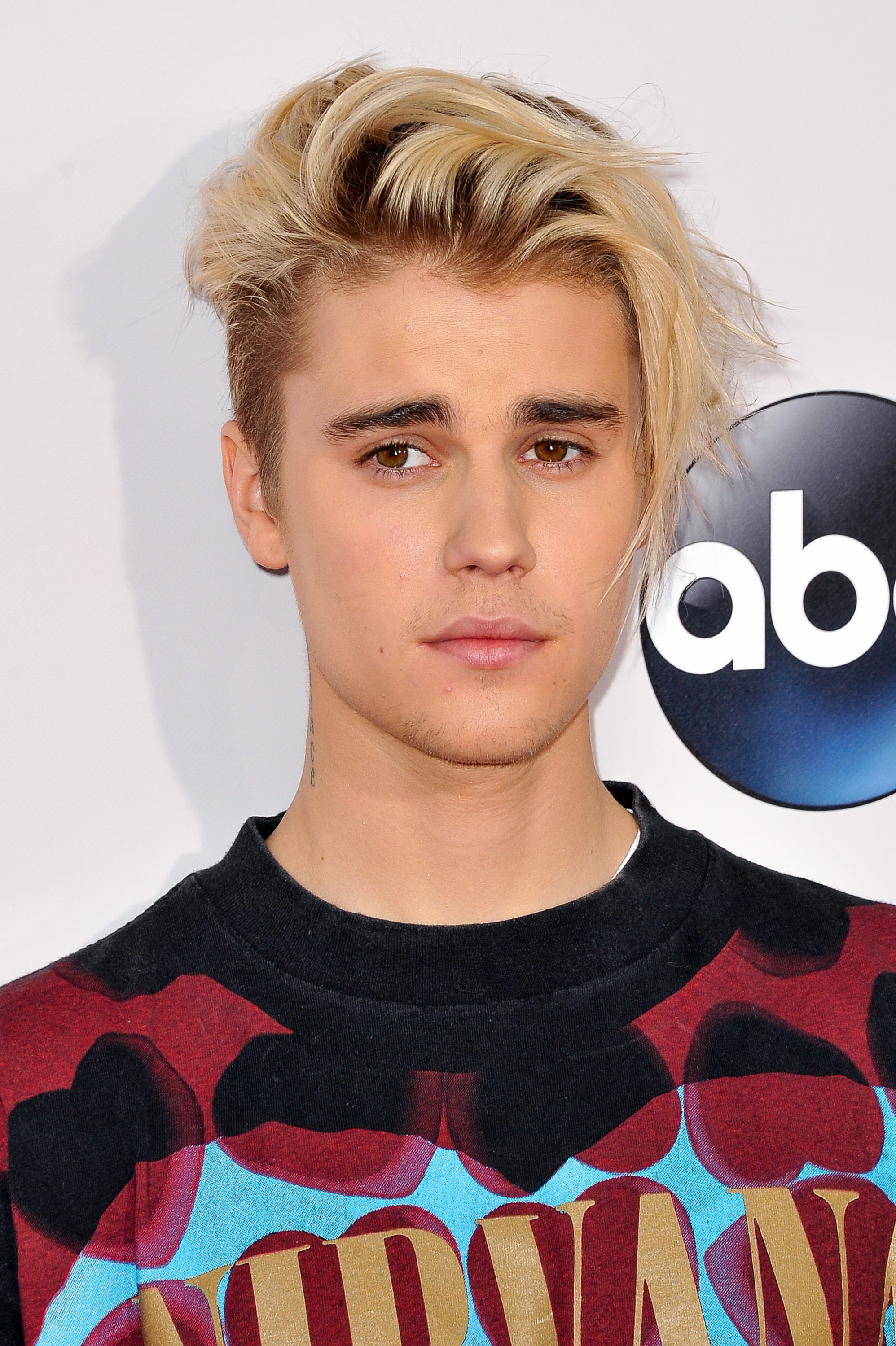 Singer Justin Bieber arrives at the 2015 American Music Awards at Microsoft Theater on November 22, 2015 in Los Angeles, California.