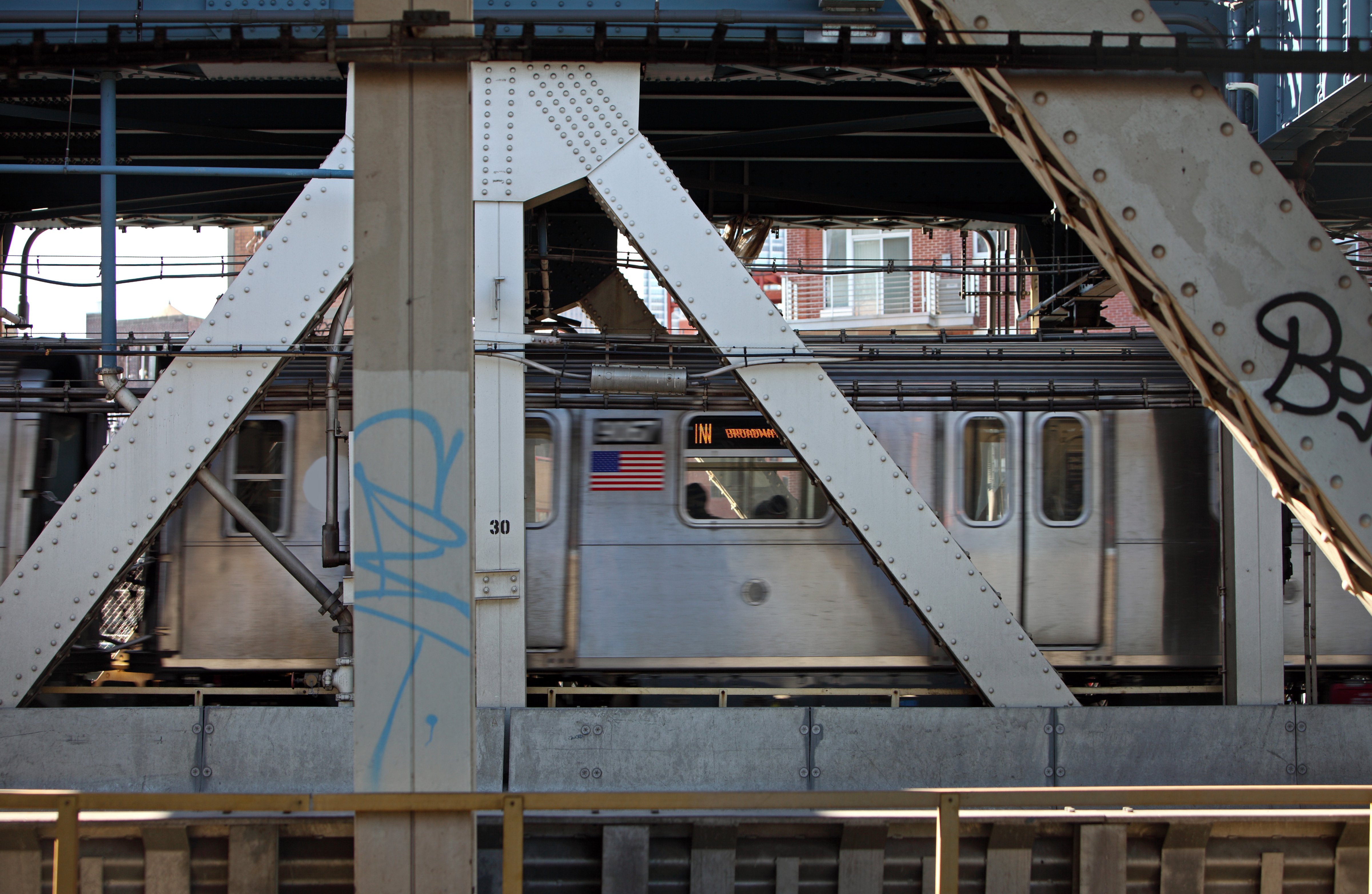 Most subway cars pass over the Manhattan Bridge, as pictured here, without cricket incidents. (Terraxplorer—Getty Images/iStockphoto)