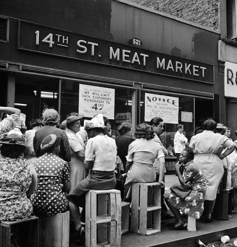 New Yorkers line up outside a meat market on April 7, 1946 (Keystone-France / Getty Images)