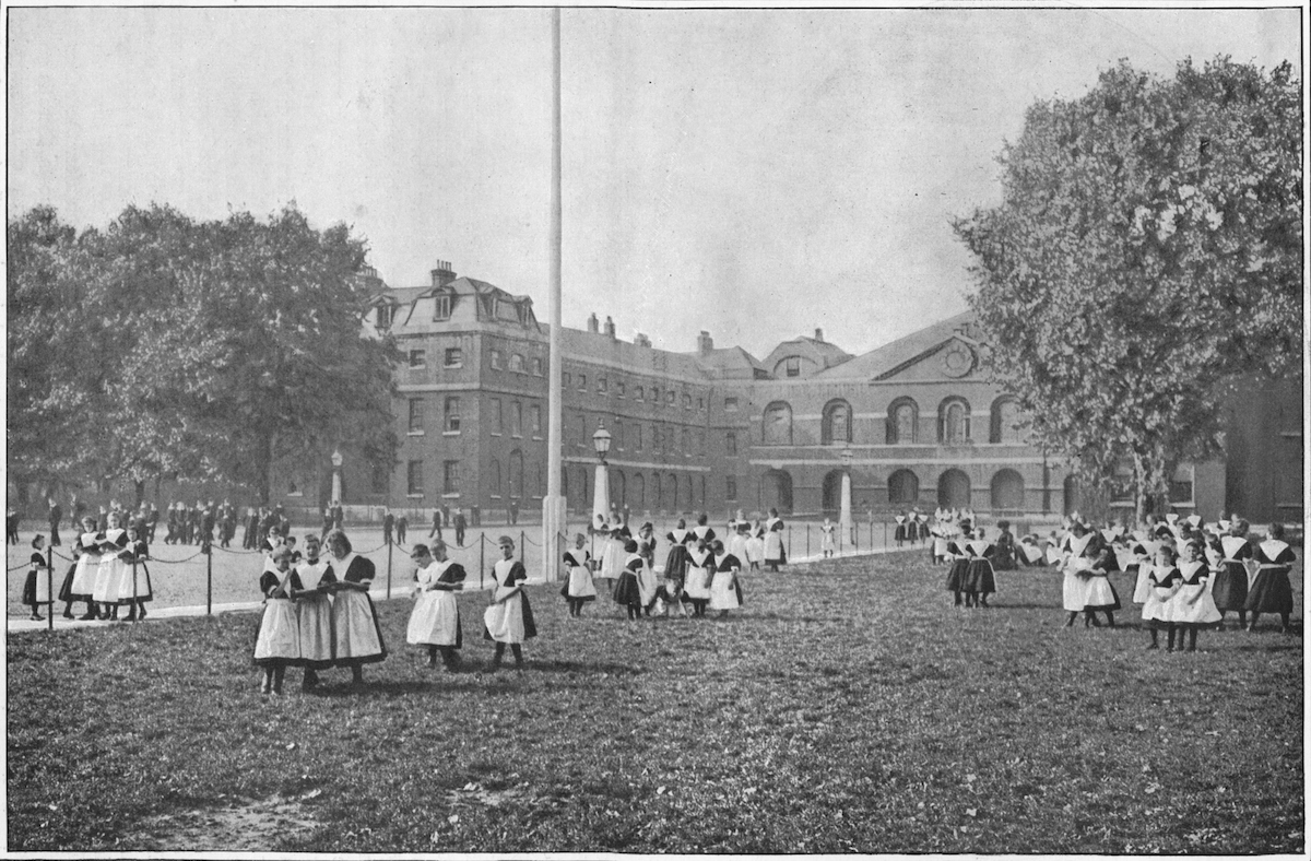 The rounds of the London Foundling Hospital, circa 1901 (Print Collector / Getty Images)