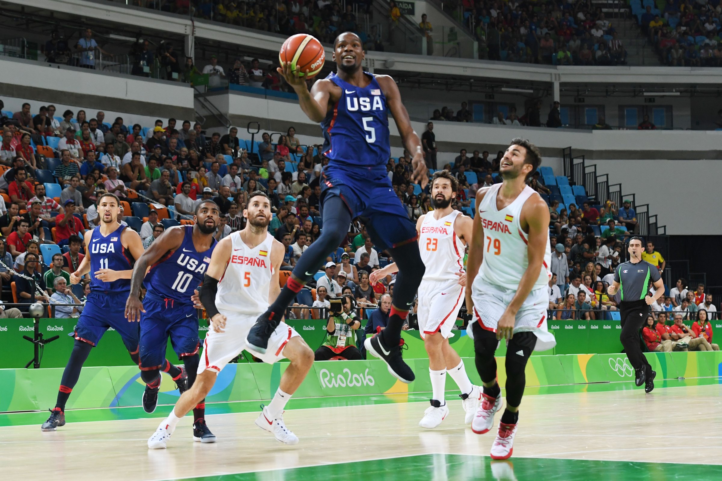 USA's guard Kevin Durant (C) jumps for a basket during a Men's semifinal basketball match between Spain and USA at the Carioca Arena 1 in Rio de Janeiro on August 19, 2016 during the Rio 2016 Olympic Games.