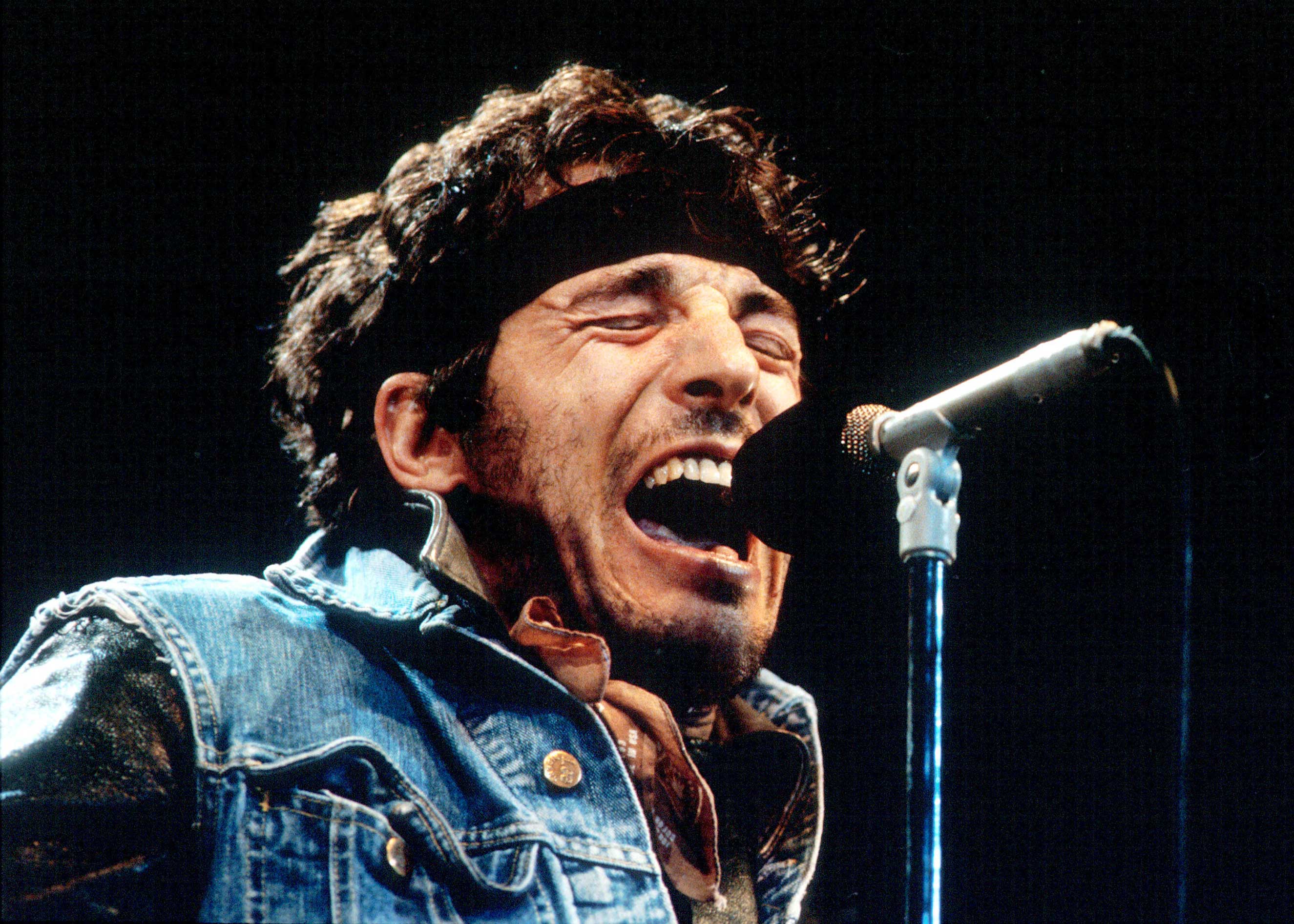 Bruce Springsteen performs during the last show of the 1985 ‘Born in the U.S.A. Tour’. in Los Angeles, California (Bob Riha Jr—Getty Images)