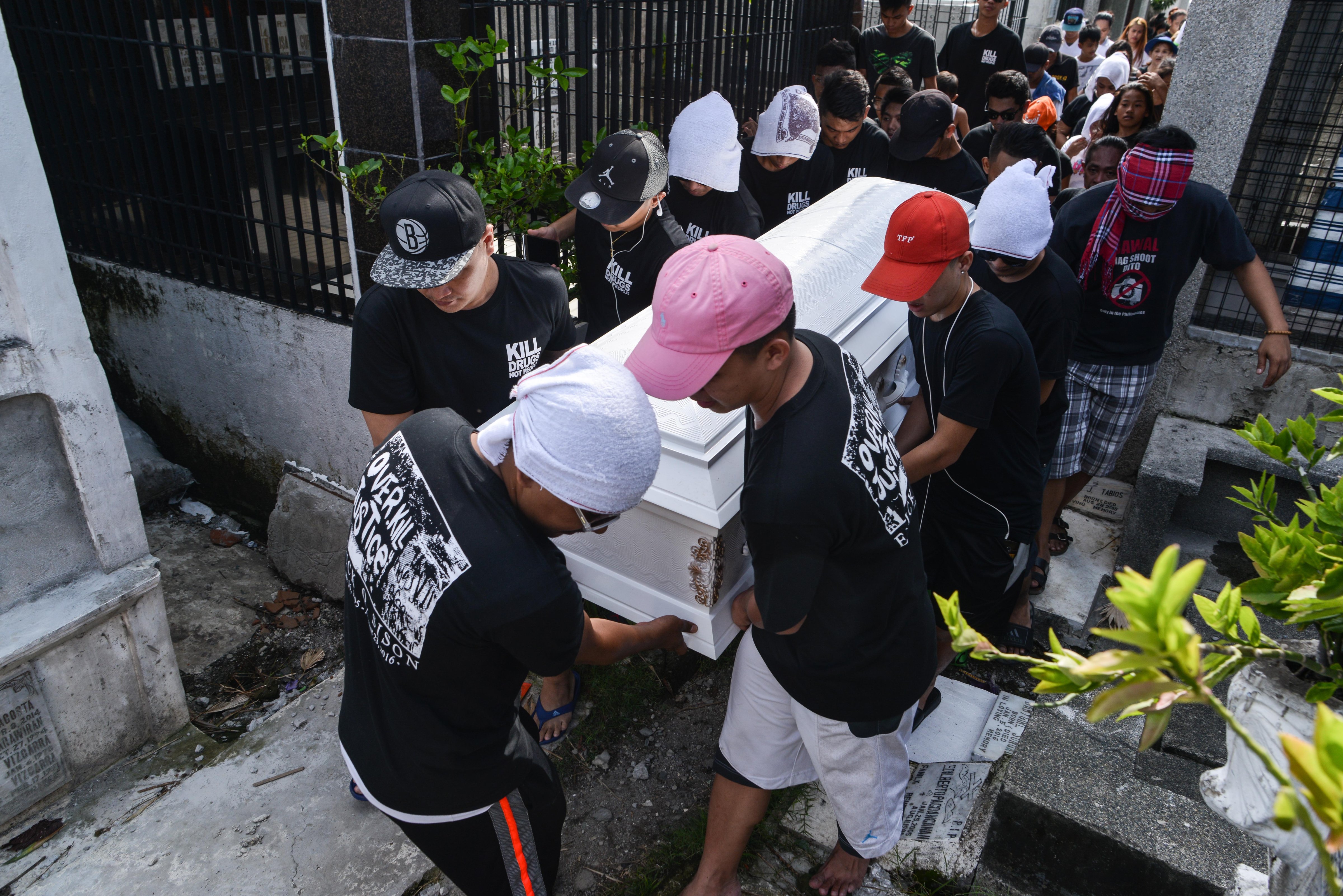Relatives and mourners carry the coffin of a teenager killed by police as he allegedly resisted arrest during a night patrol on August 31, 2016 in Manila, Philippines. (Dondi Tawatao—Getty Images)