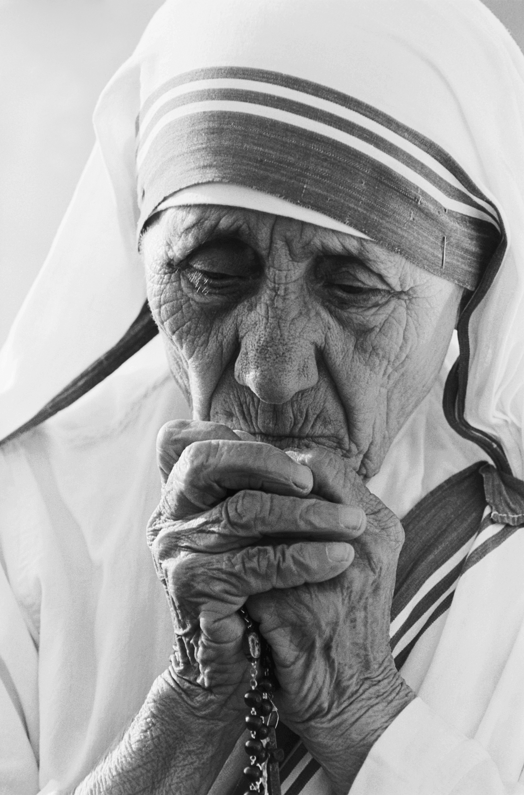 Nobel Peace Prize winner Mother Teresa prays during the dedication ceremonies at her 400th worldwide mission to care for the poor in Tijuana, Mexico. The Tijuana mission will shelter the homeless, the terminally ill and unwed mothers.