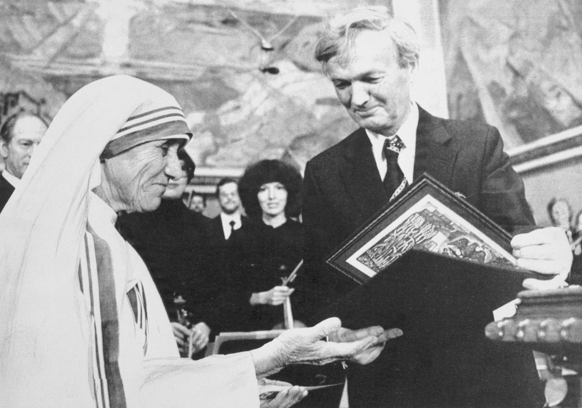 Chairman of the Norwegian Nobel Institute, Prof. John Sanness, hands over the Nobel Peace Prize to Mother Teresa.