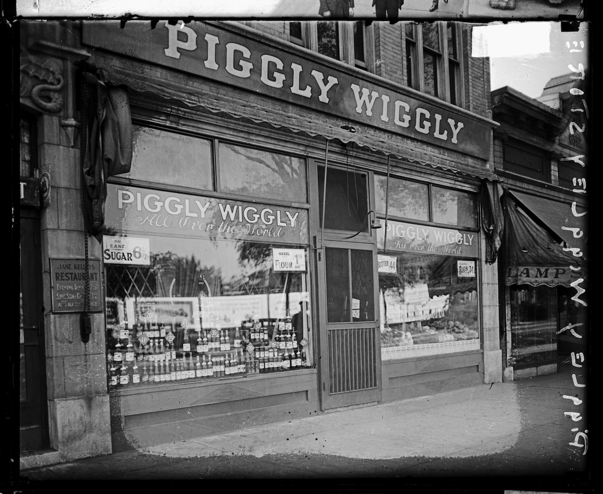View of the front of the Piggly Wiggly store, located at 106 South Austin in Chicago, in 1926. From the Chicago Daily News collection. (Chicago History Museum—Getty Images)