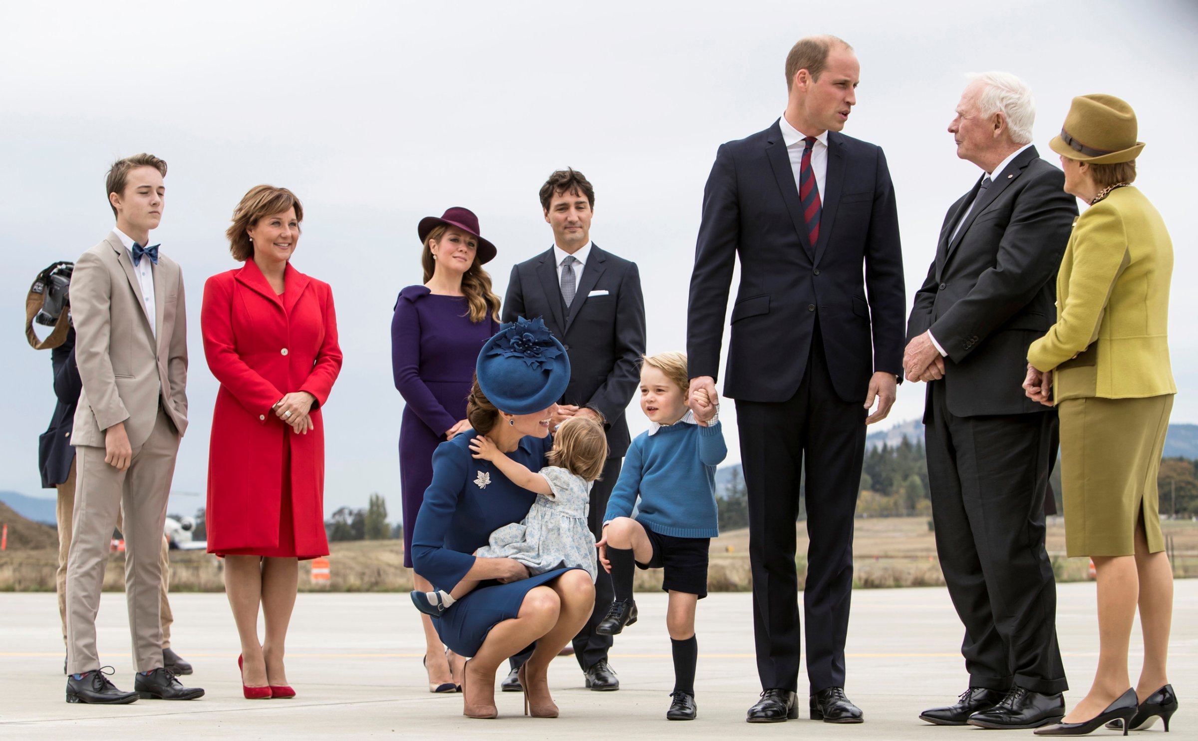 Britain's Prince William, Catherine, Duchess of Cambridge, Prince George and Princess Charlotte arrive at the Victoria International Airport for the start of their eight day royal tour to Canada in Victoria, British Columbia, Canada, September 24, 2016. Also pictured (C, rear) are Canada's Prime Minister Justin Trudeau and his wife Sophie Gregoire Trudeau. REUTERS/Kevin Light TPX IMAGES OF THE DAY - RTSPALI