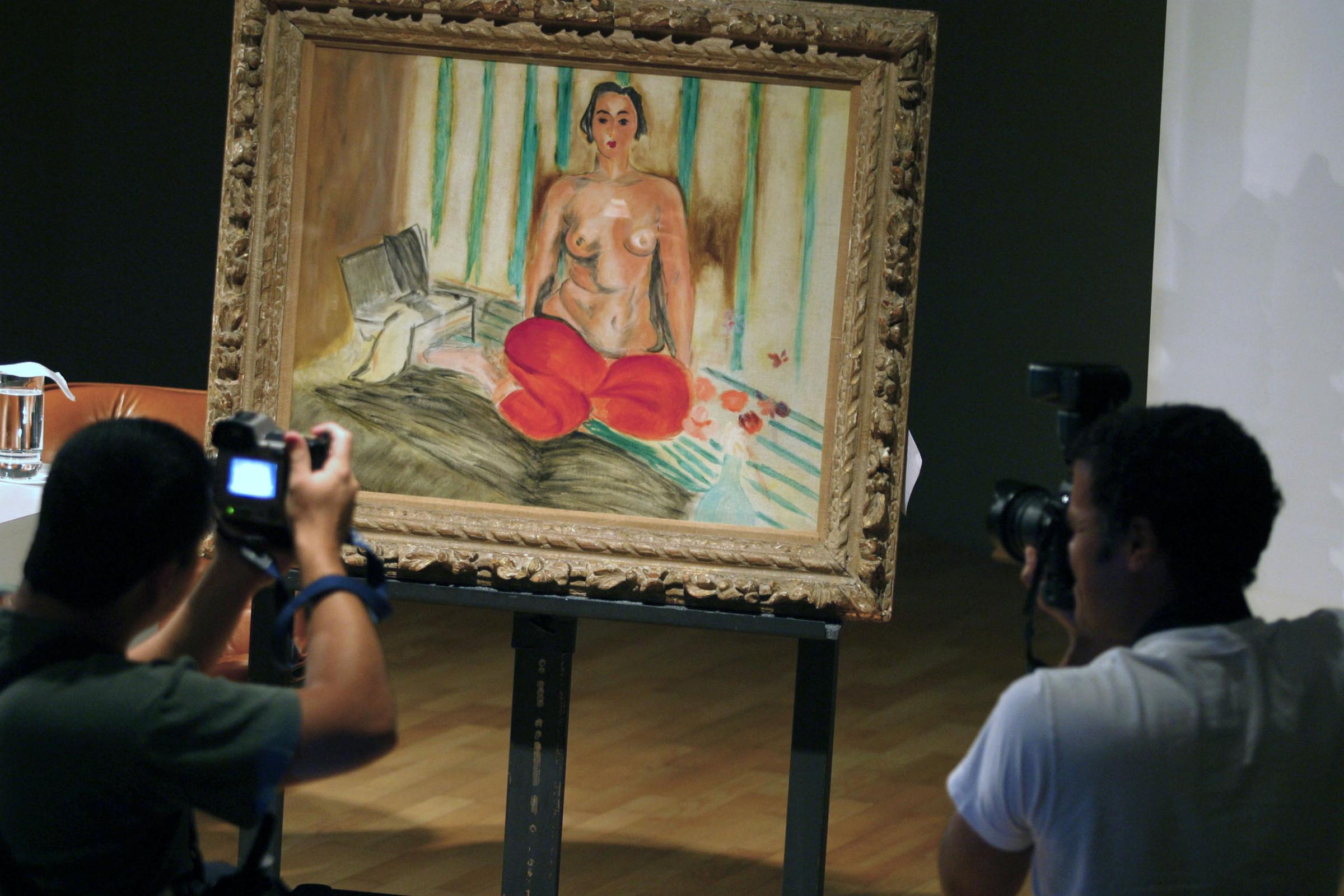 Photographers take pictures of the painting "Odalisque in Red Pants" by French painter Henri Matisse at the Museo de Arte Contemporaneo de Caracas Sofia Imber (MACCSI) in Caracas on Jan. 30, 2003.