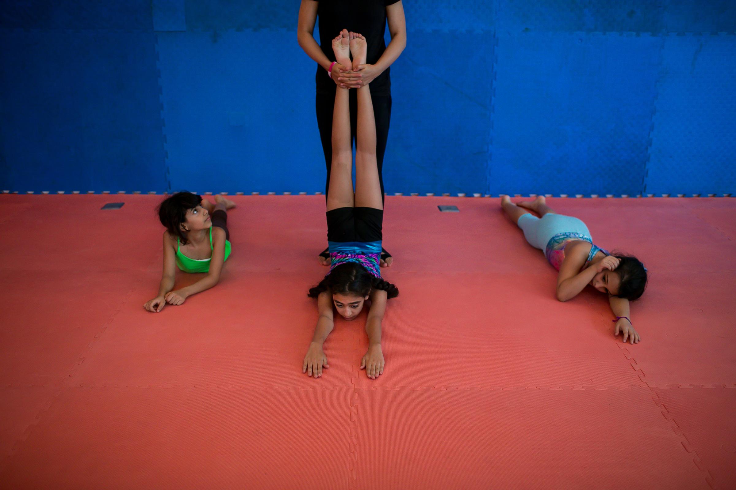 Mai’s daughter, who aspires to be an actress and acrobat, attends a gym for young girls in Jeddah.