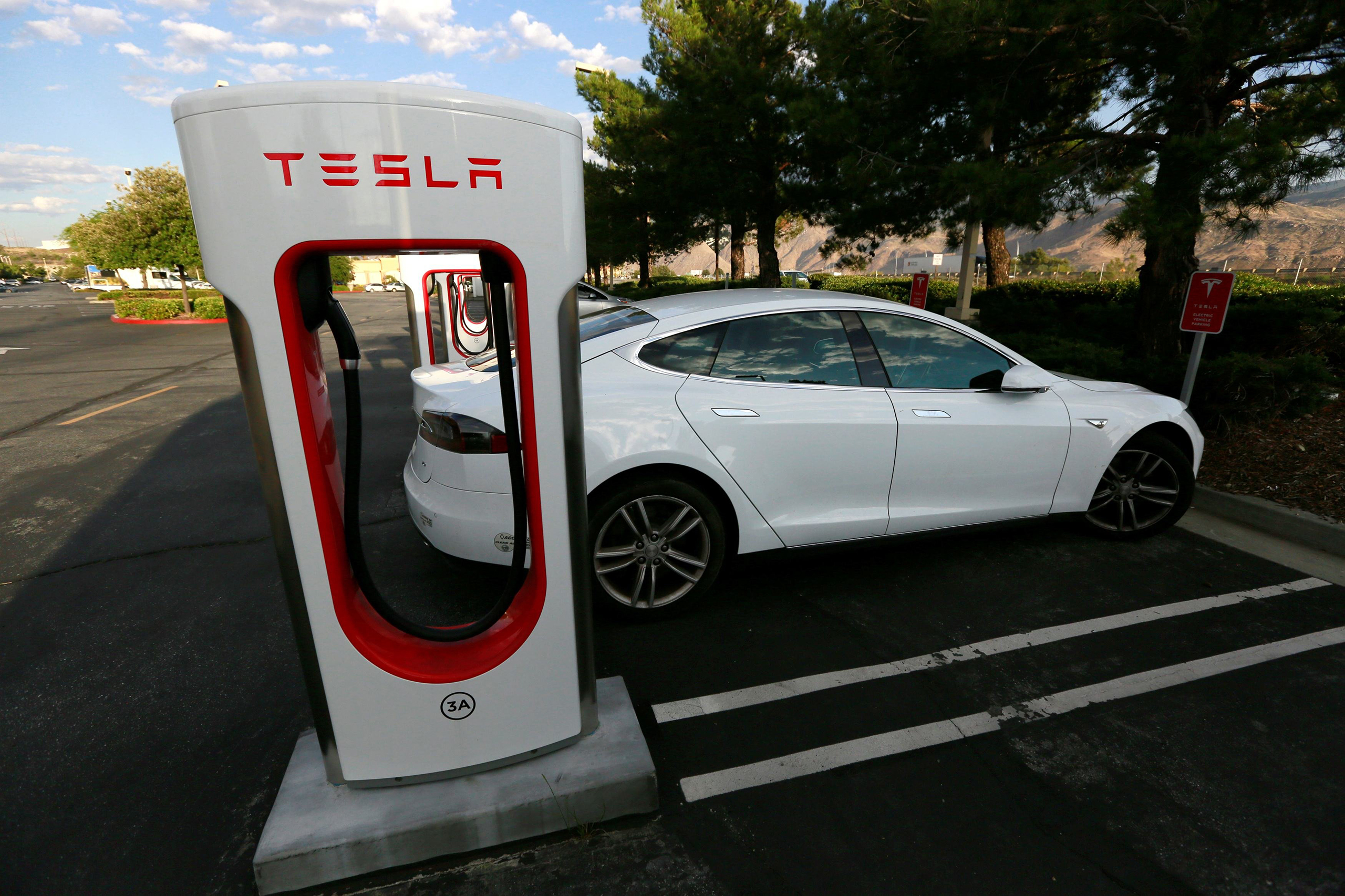A Tesla Model S charges at a Tesla Supercharger station in Cabazon, Calif., May 18, 2016. (Sam Mircovich—Reuters)