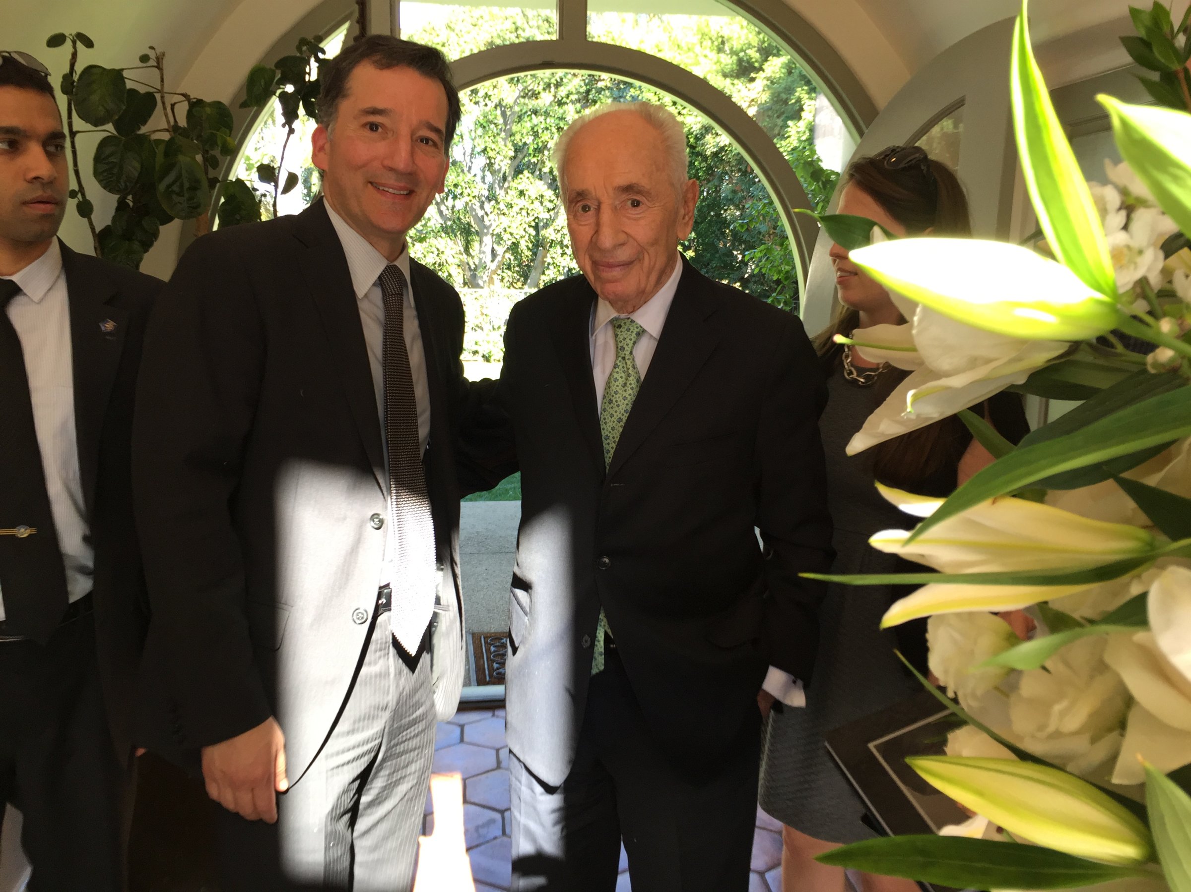 Rabbi David Wolpe and Shimon Peres at the home of Julie and Marc Platt in Los Angeles in February 2015.