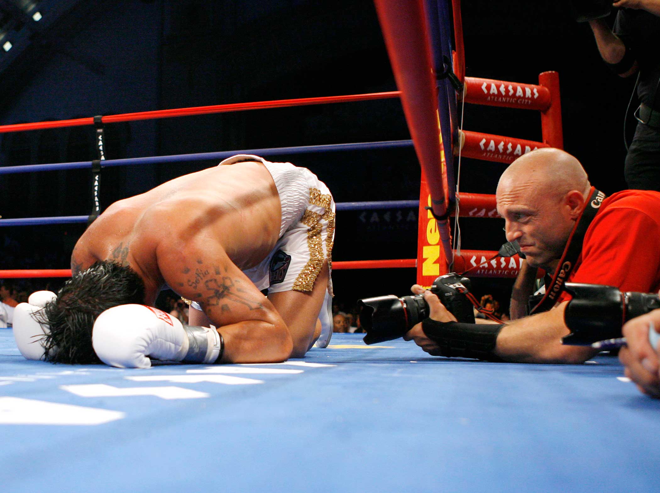 Al watches boxer Arturo Gatti during a match against Alfanso Gomez in Atlantic City, NJ. (Ed Mulholland-US Presswire)