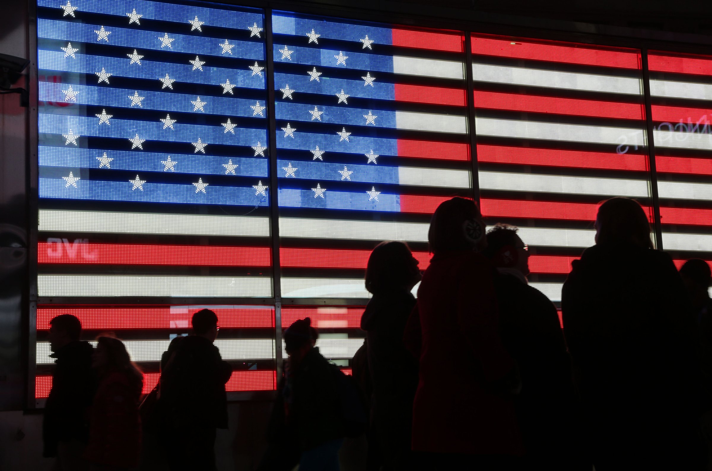(GERMANY OUT) Feature USA - Menschen vor riesiger beleuchteter Fahne / Flagge (Photo by wolterfoto/ullstein bild via Getty Images)