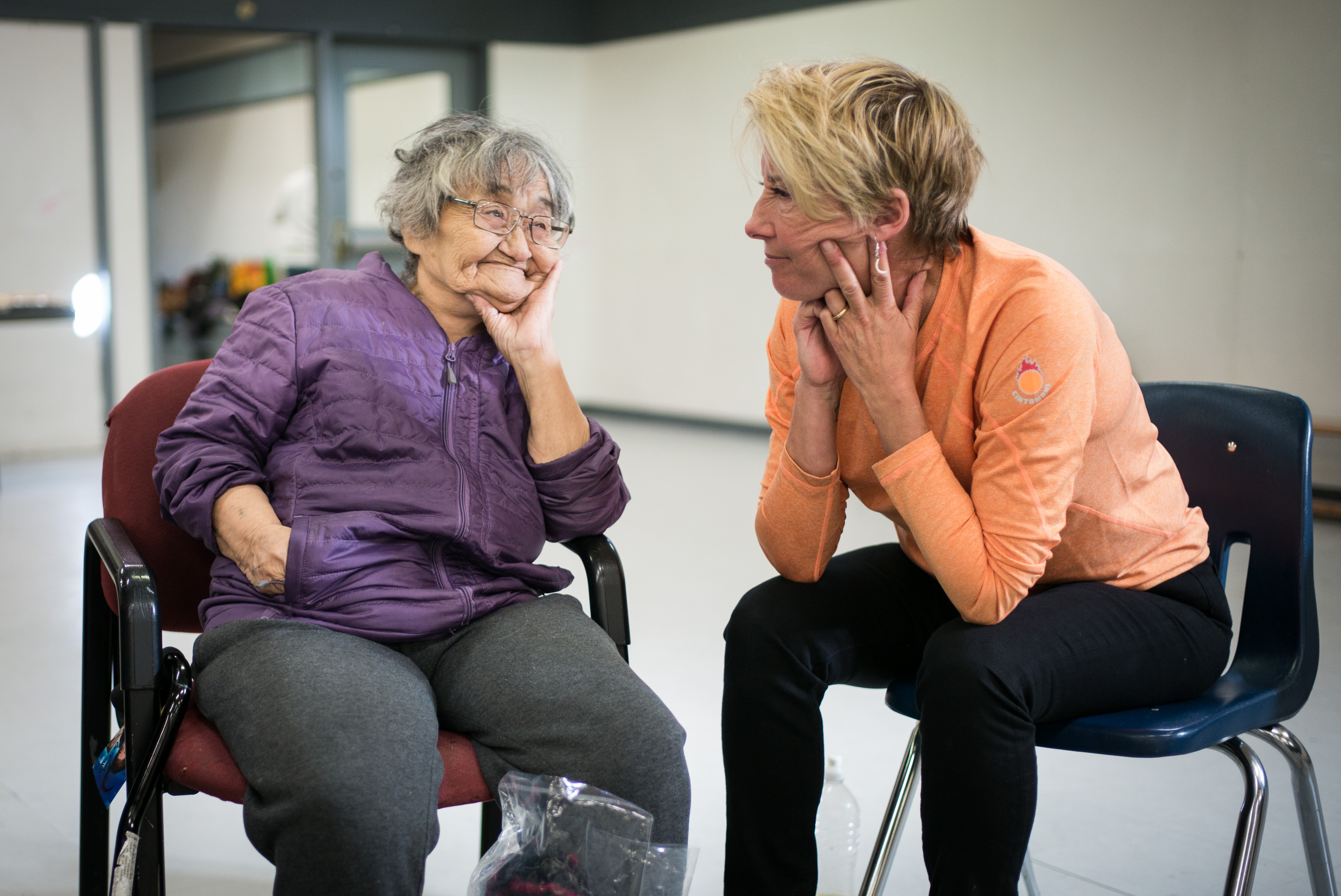 Clyde River elder Iga Palluq speaks with Emma Thompson at the Clyde River community center. (Greenpeace)