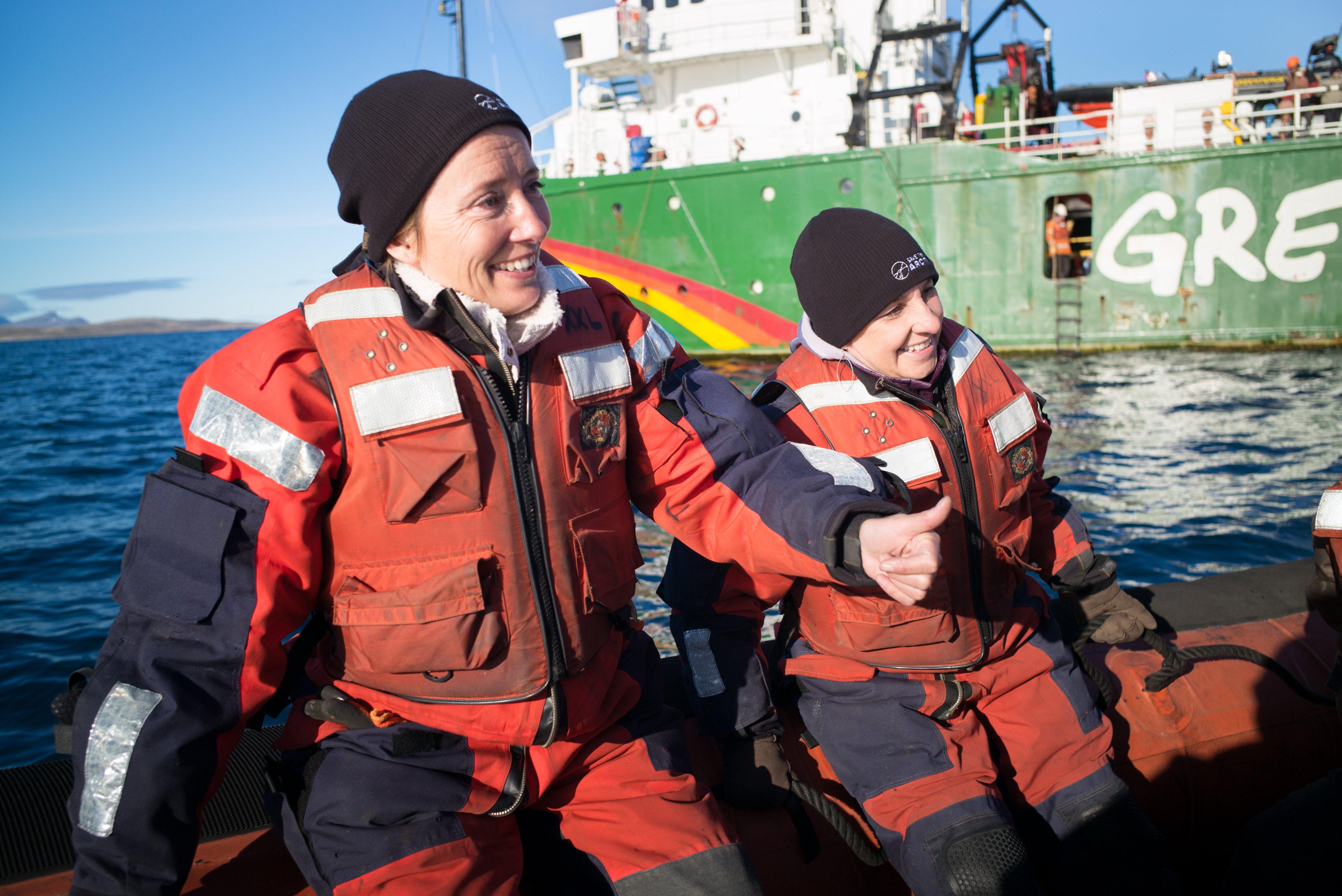 Emma Thompson and Executive Director of Greenpeace Canada, Joanna Kerr aboard an inflatable boat, in front of the Greenpeace ship <em>Arctic Sunrise</em>. (Greenpeace)