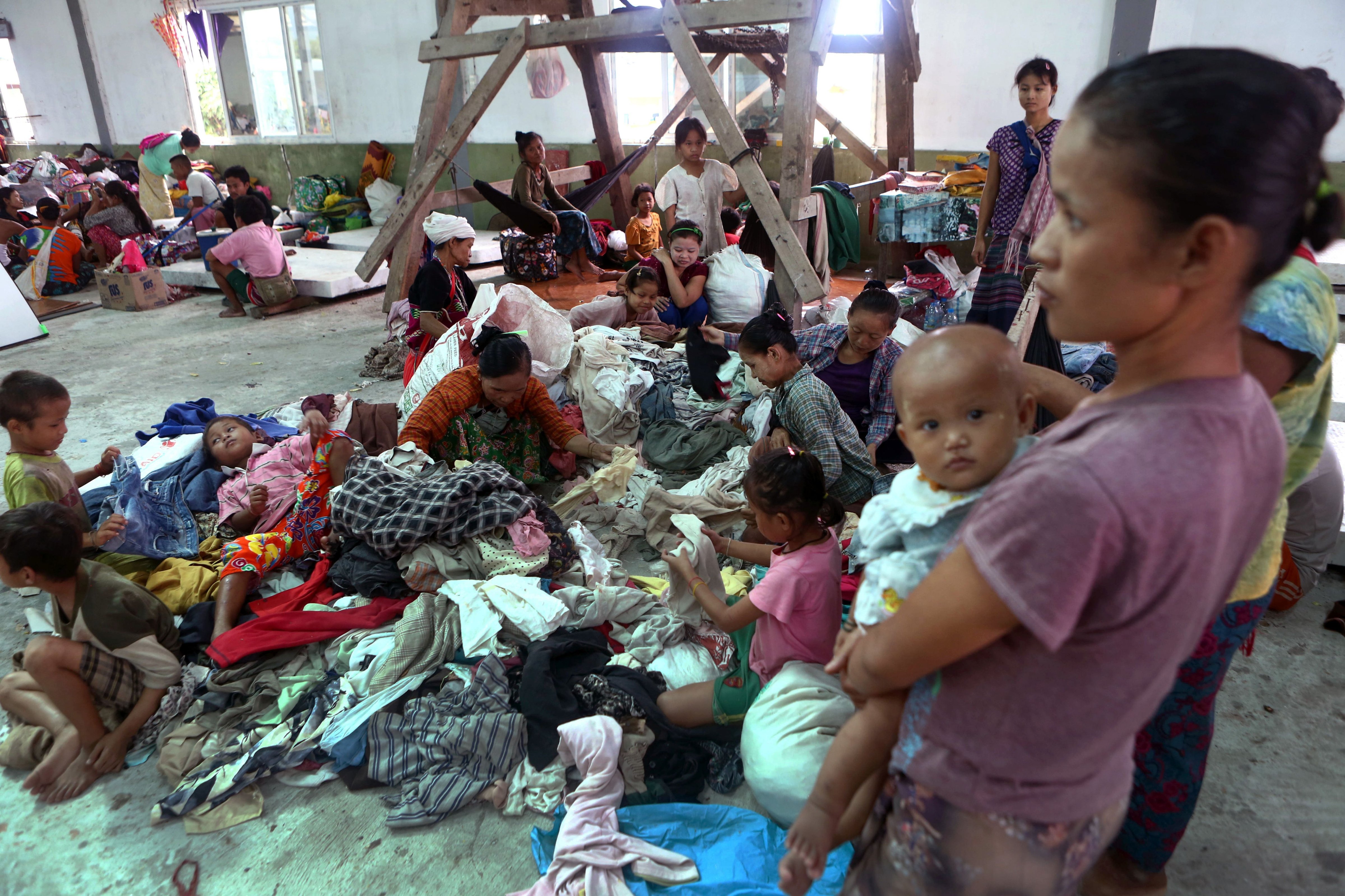 In this photo taken on September 21, 2016, residents who fled from conflict areas in Karen state take refuge at an evacuation center in a monastery in Myaing Gyi Ngu.
                      At least eight people have been killed and thousands displaced by clashes in southeast Myanmar between government troops and an ethnic rebel splinter group belonging to the Democratic Karen Buddhist Army. (AFP/Getty Images)